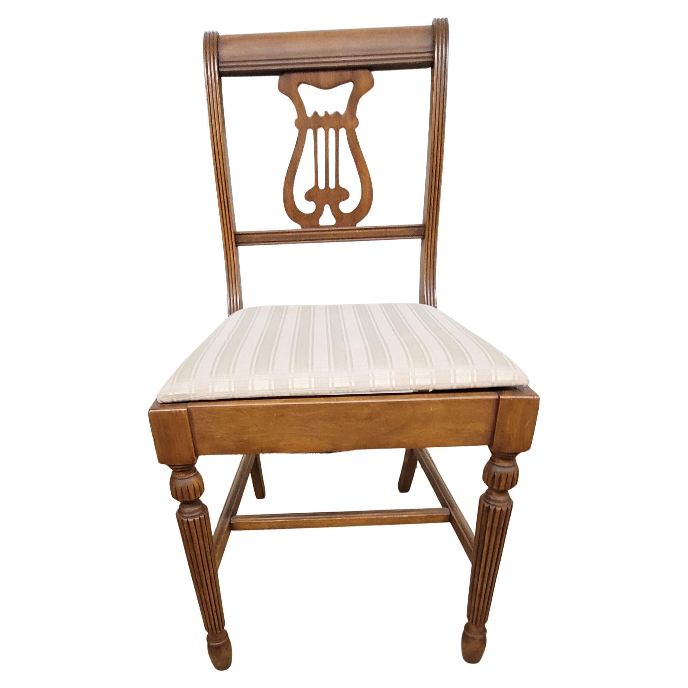 Travail du bois Ensemble de six chaises de salle à manger en acajou et tapisserie à dossier en forme de lyre datant des années 1930. en vente