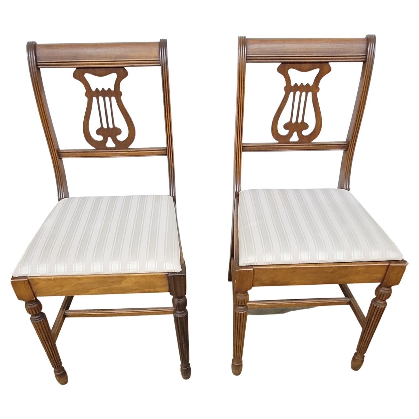 Tissu d'ameublement Ensemble de six chaises de salle à manger en acajou et tapisserie à dossier en forme de lyre datant des années 1930. en vente
