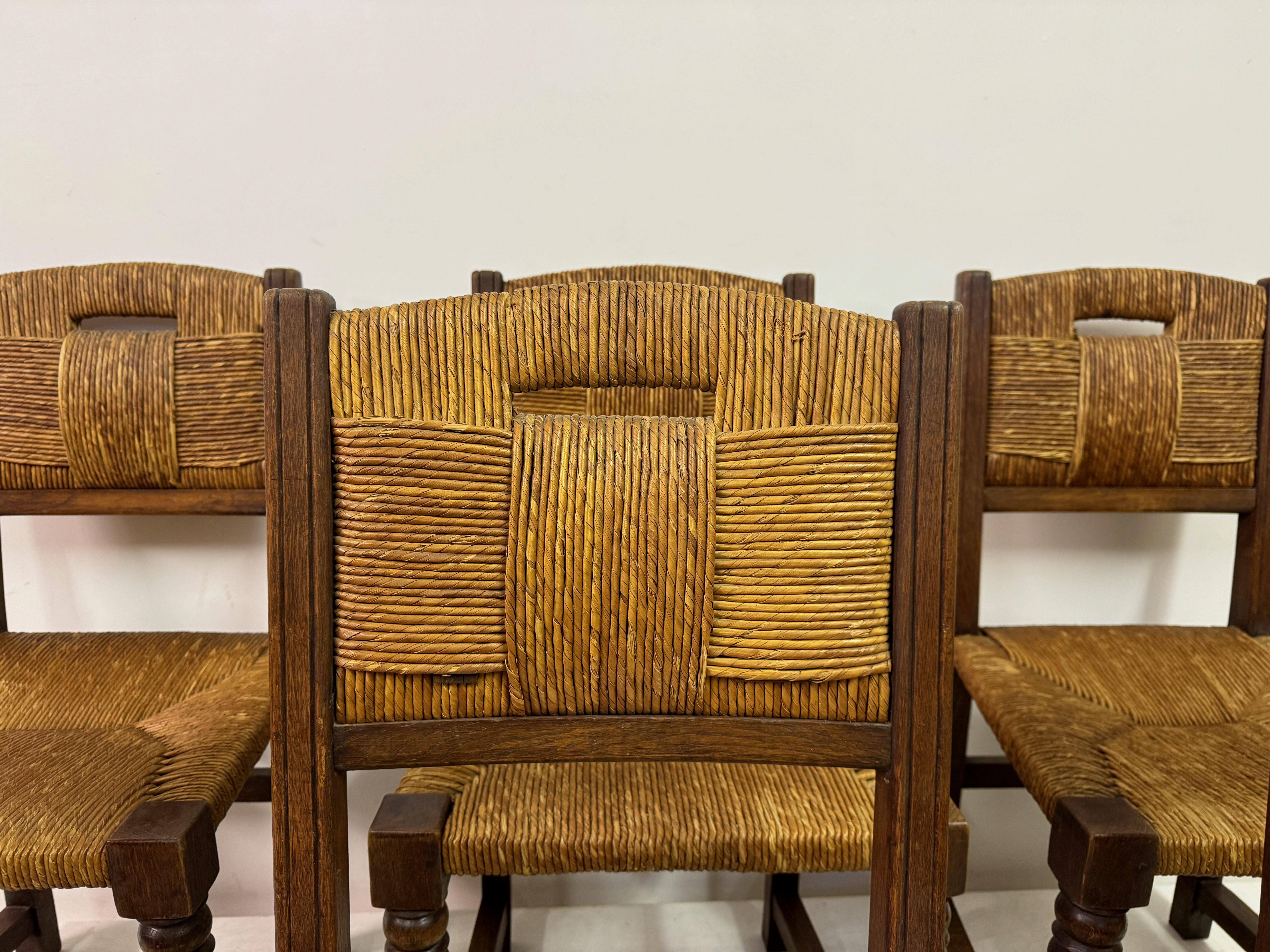 Ensemble de six chaises de salle à manger en chêne français et jonc des années 1940 en vente 3