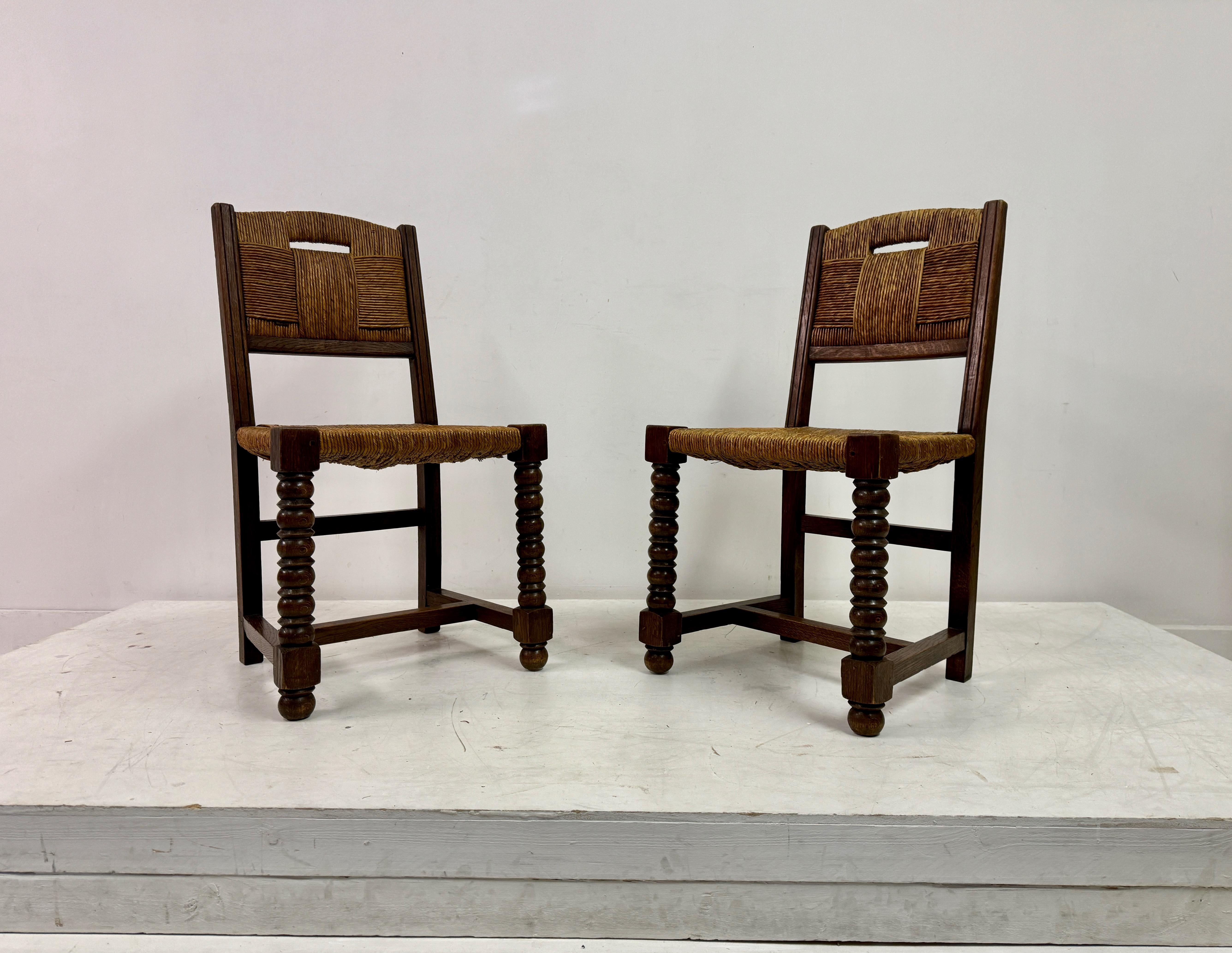 Ensemble de six chaises de salle à manger en chêne français et jonc des années 1940 en vente 8