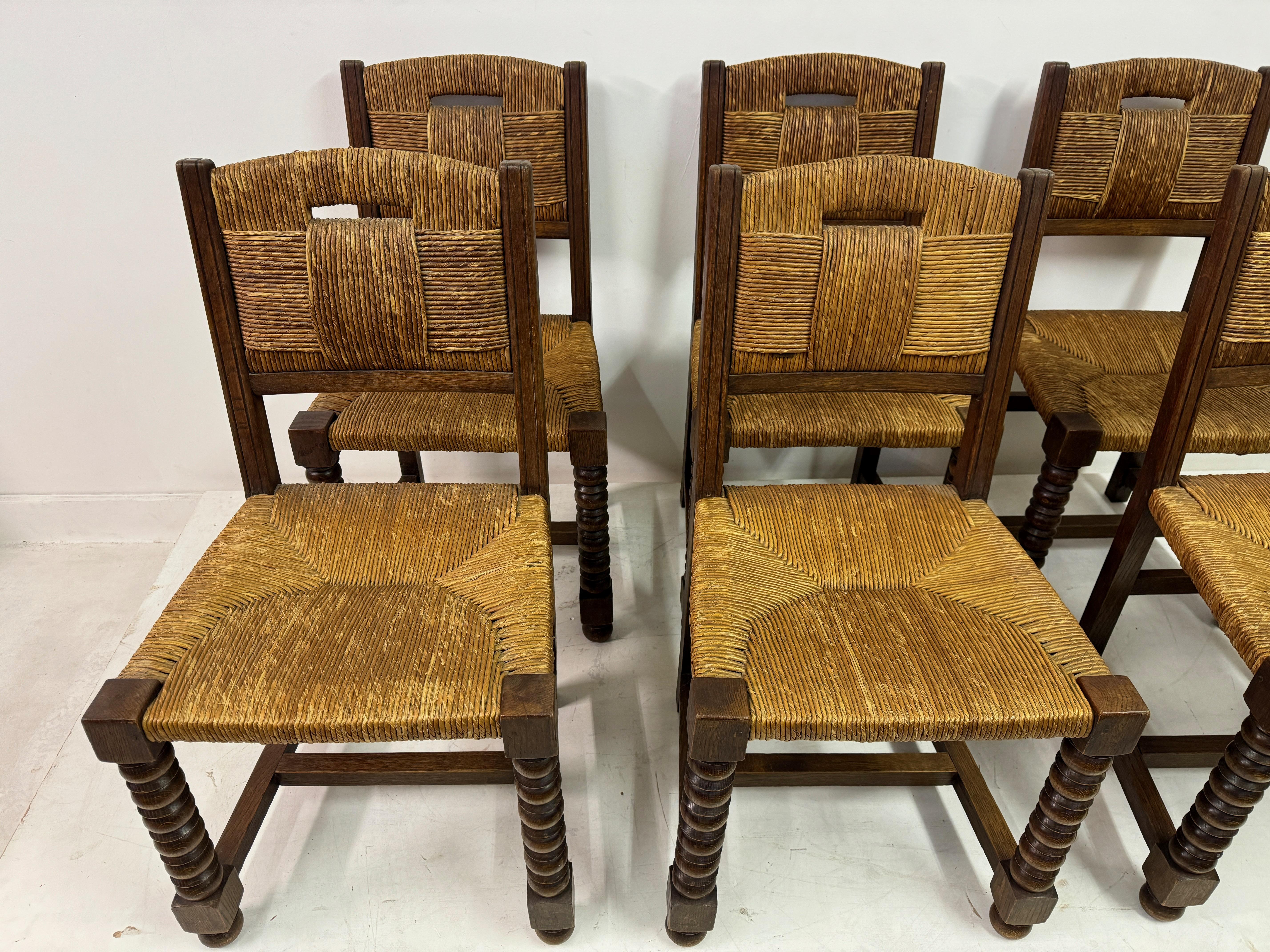 Mid-Century Modern Ensemble de six chaises de salle à manger en chêne français et jonc des années 1940 en vente