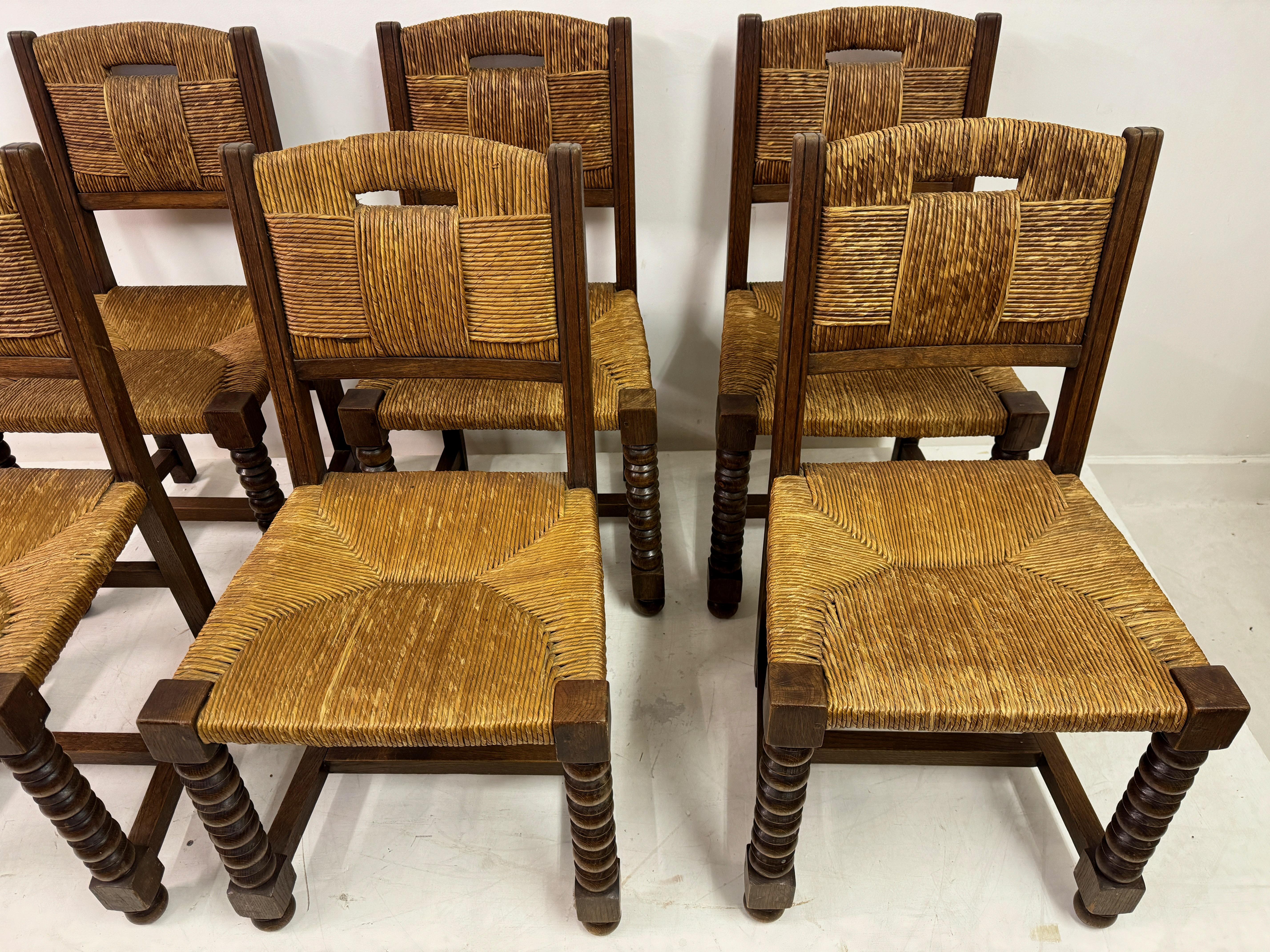 Français Ensemble de six chaises de salle à manger en chêne français et jonc des années 1940 en vente