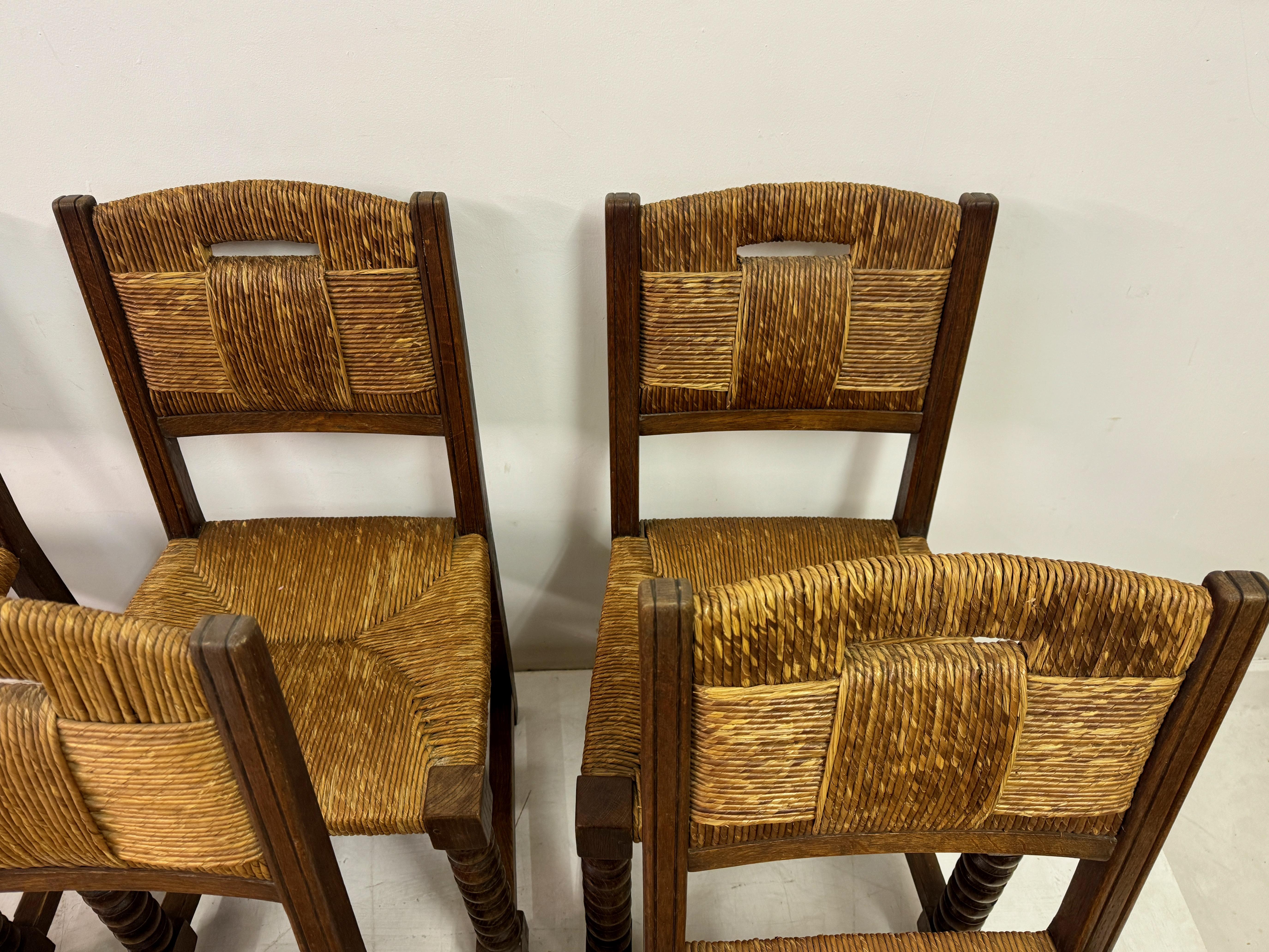 20ième siècle Ensemble de six chaises de salle à manger en chêne français et jonc des années 1940 en vente