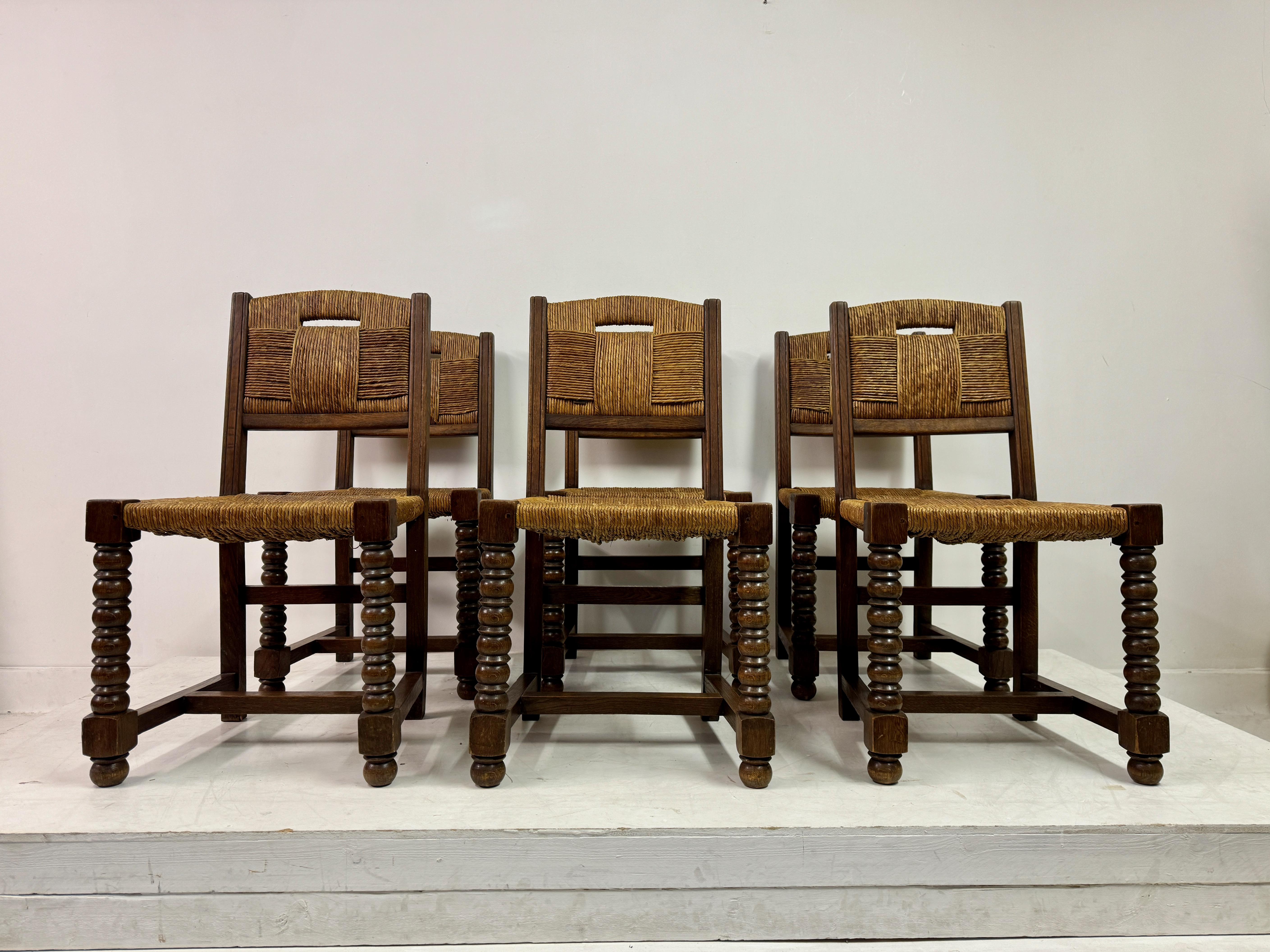 Jonc Ensemble de six chaises de salle à manger en chêne français et jonc des années 1940 en vente
