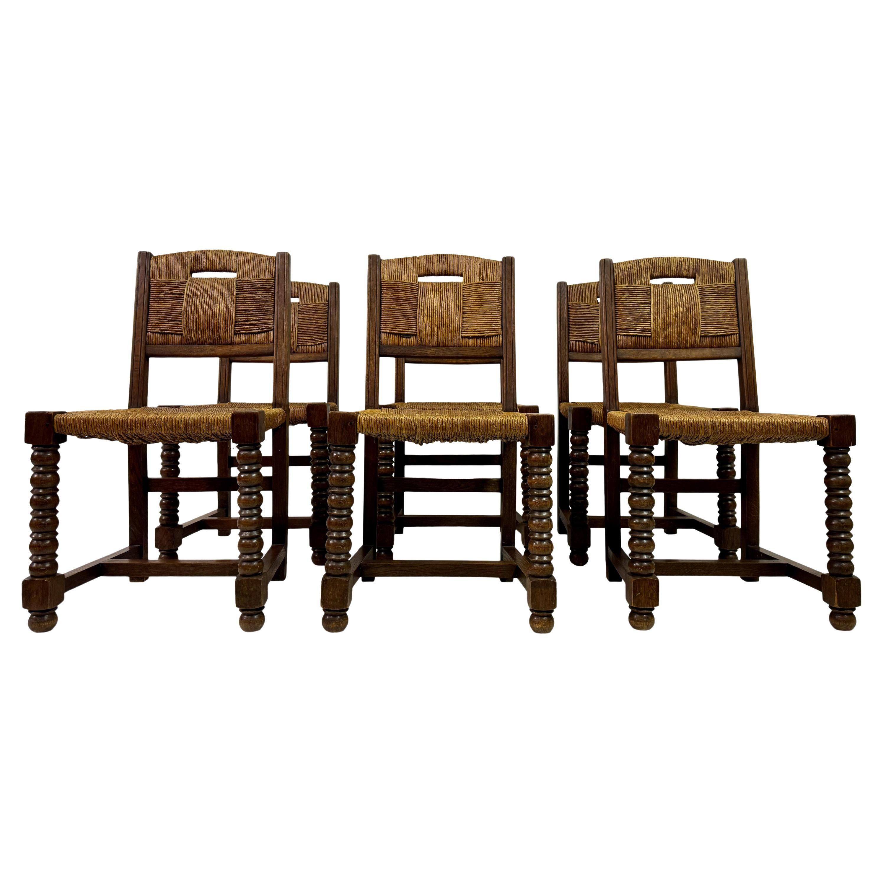 Ensemble de six chaises de salle à manger en chêne français et jonc des années 1940 en vente