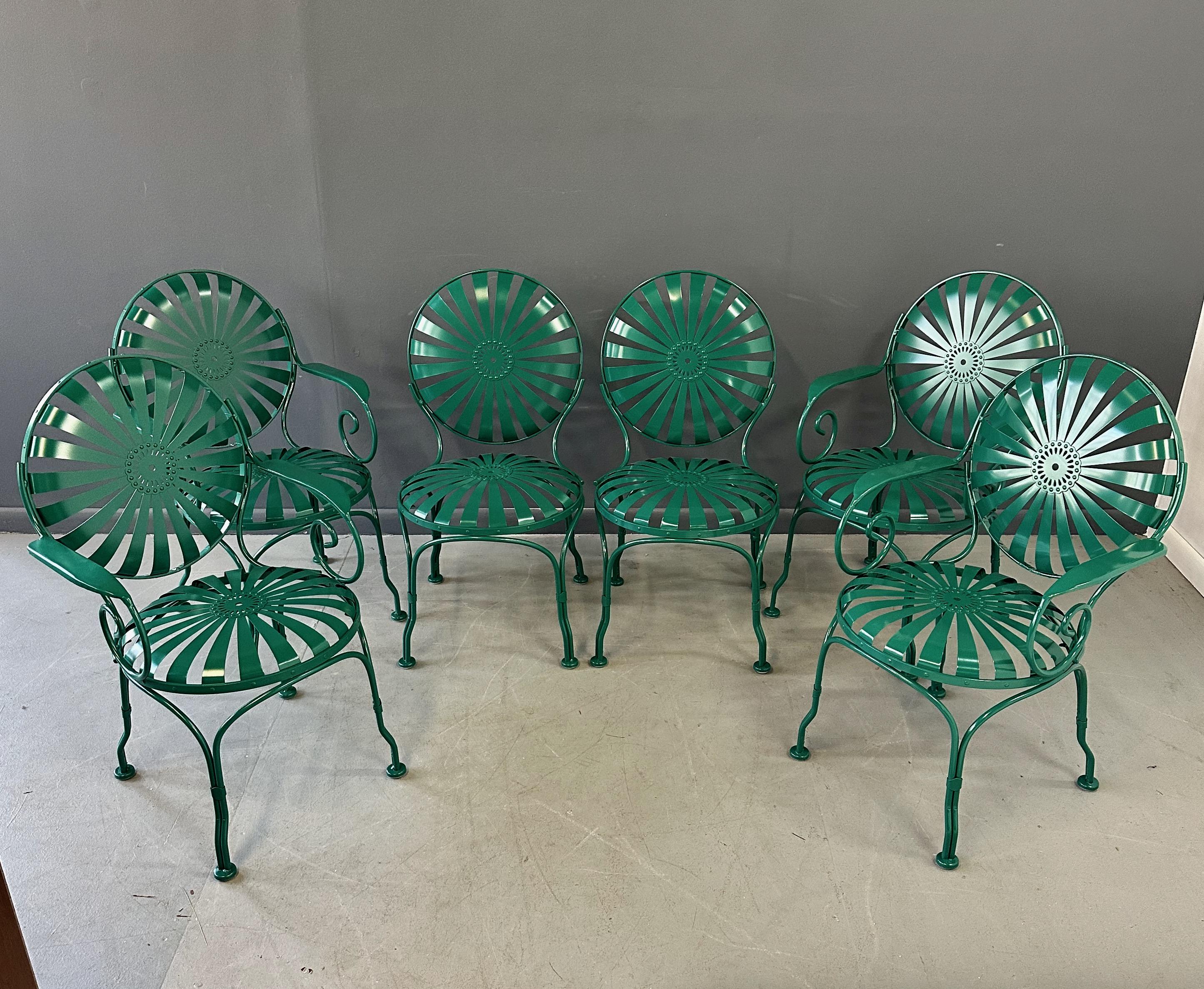 Verbessern Sie Ihre Sitzgelegenheiten im Freien mit diesem Set aus sechs Bistro-Café-Stühlen aus Eisen und Stahl aus den 1940er Jahren von Francois Carré. Neu pulverbeschichtet in einem schönen Gartengrün, bieten diese Stühle sowohl Stil als auch