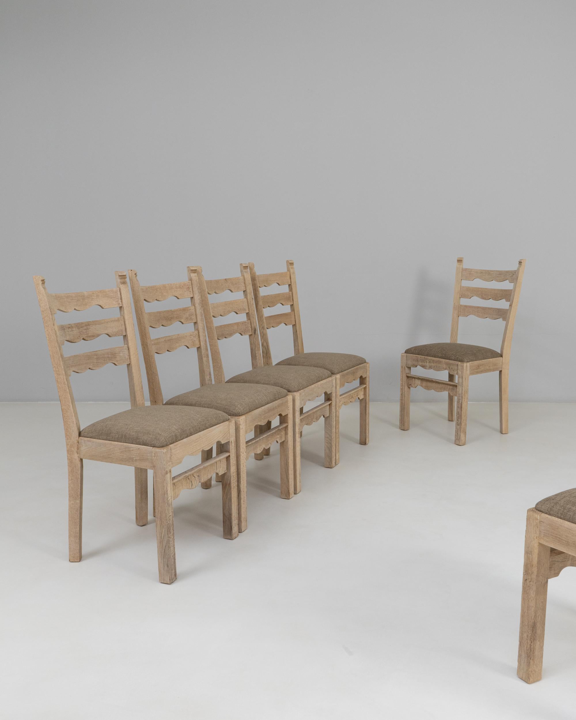 Set Of Six 1950s French Oak Dining Chairs With Upholstered Seats In condizioni buone in vendita a High Point, NC