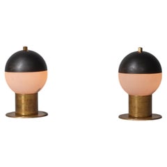 Ensemble de six lampes de table italiennes des années 1950 en laiton, acier foncé et verre opalin