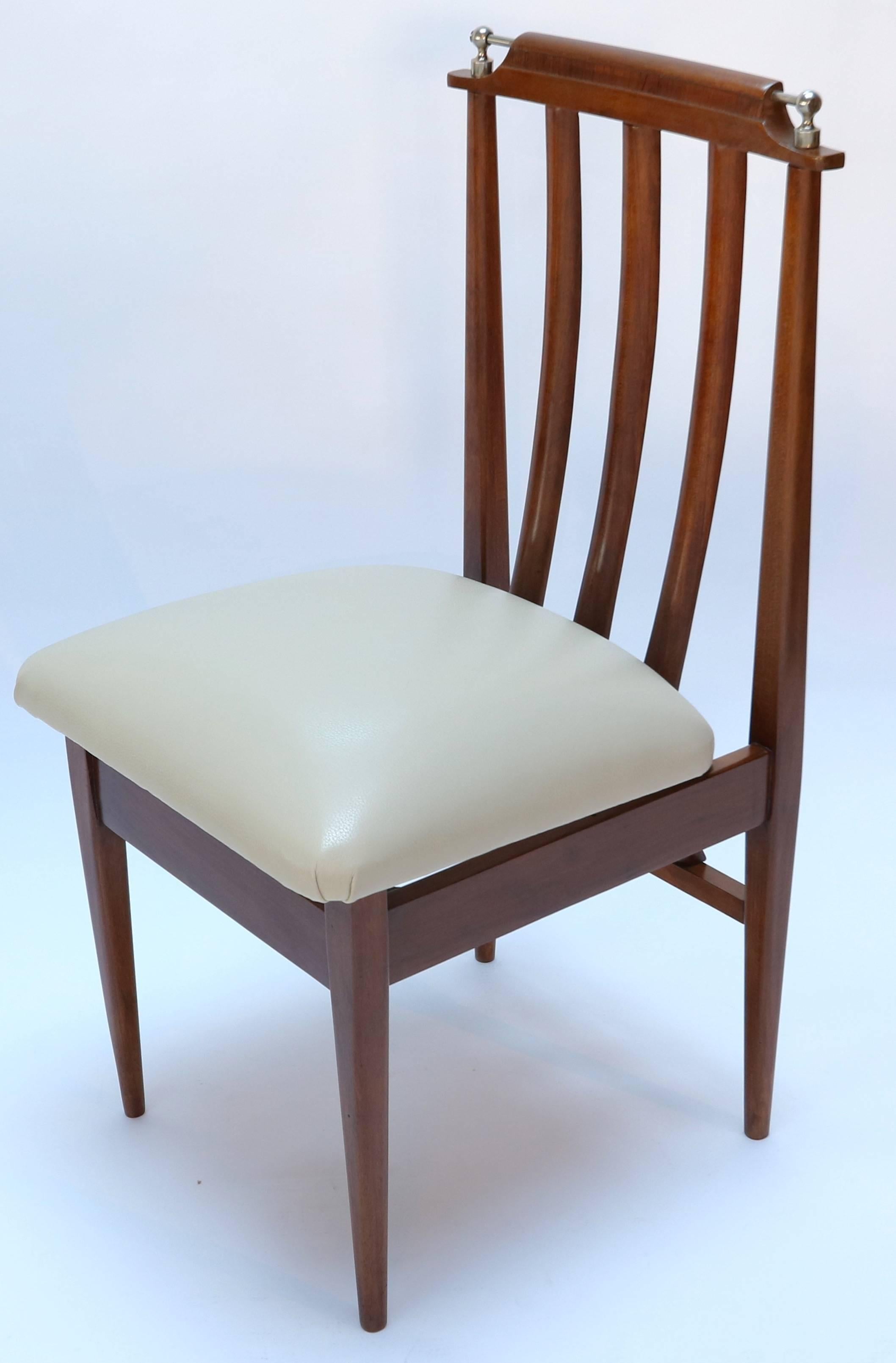 Ensemble de six chaises de salle à manger argentines des années 1960 en bois de pitiribi avec des coins chromés, recouvertes de cuir beige.