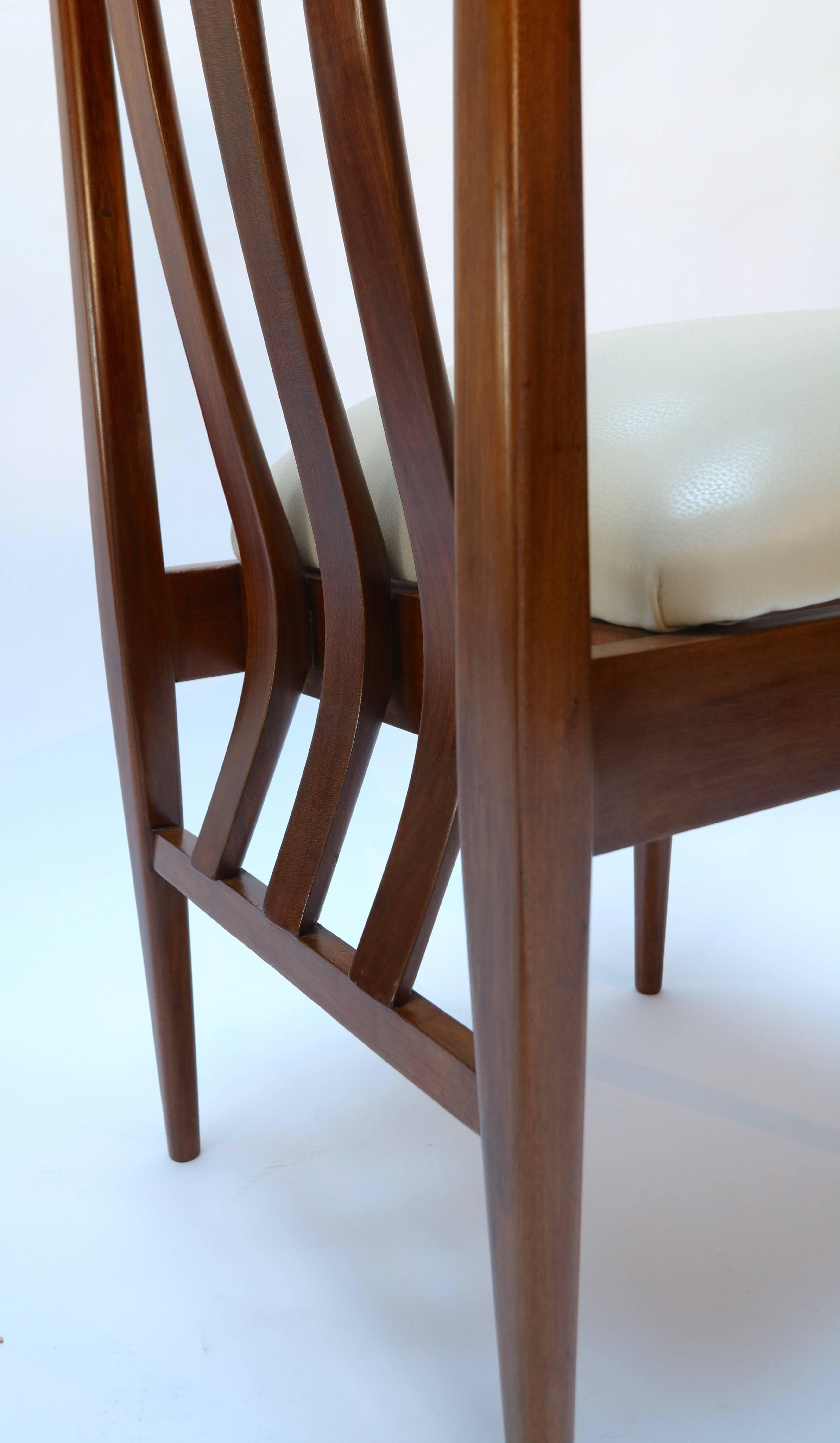 Ensemble de six chaises de salle à manger en bois argentin des années 1960 avec des détails en beige et en chrome en vente 2