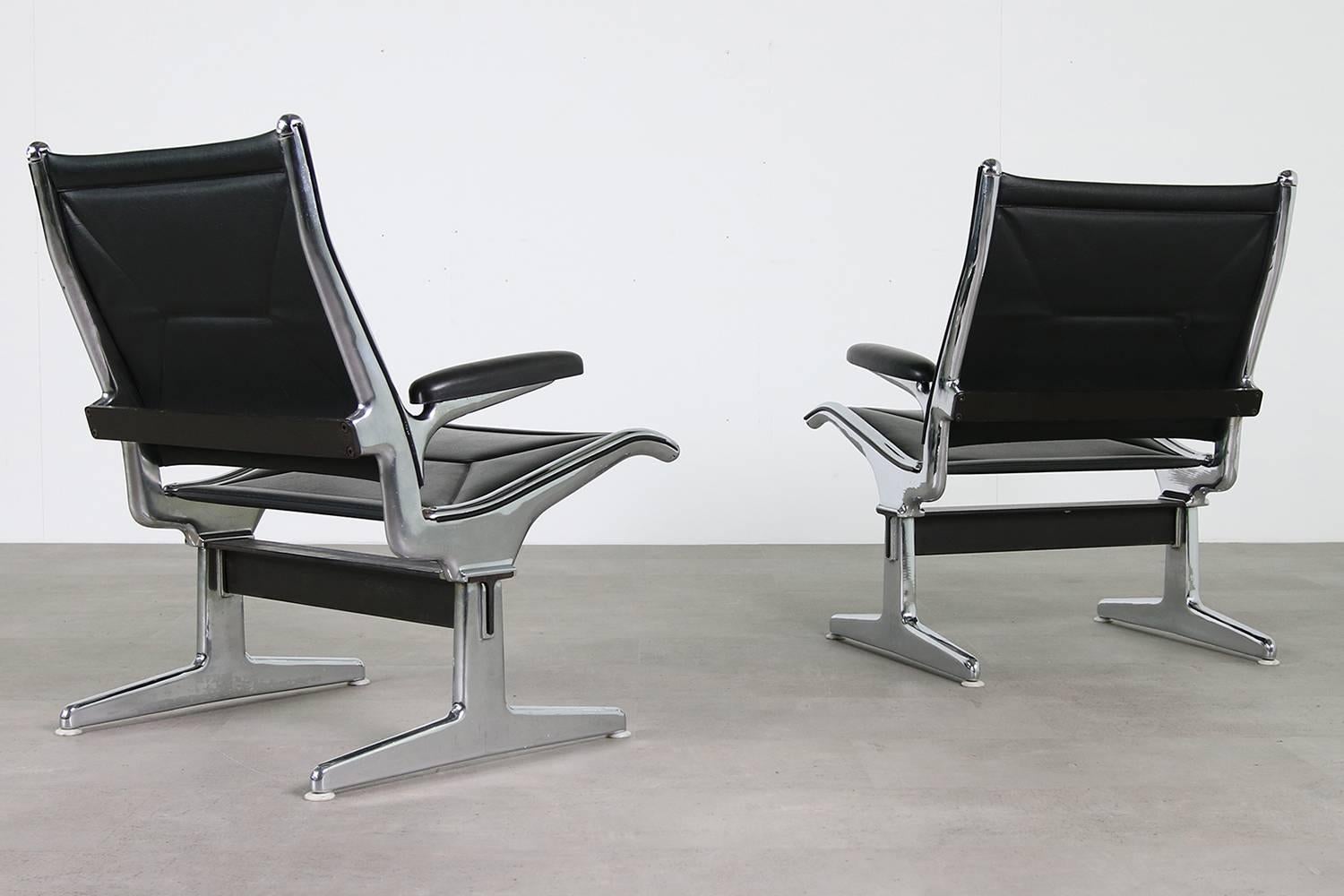 Juego de seis sillas Airport de Charles Eames de los años 60 para Herman Miller Negras y cromadas Moderno de mediados de siglo en venta