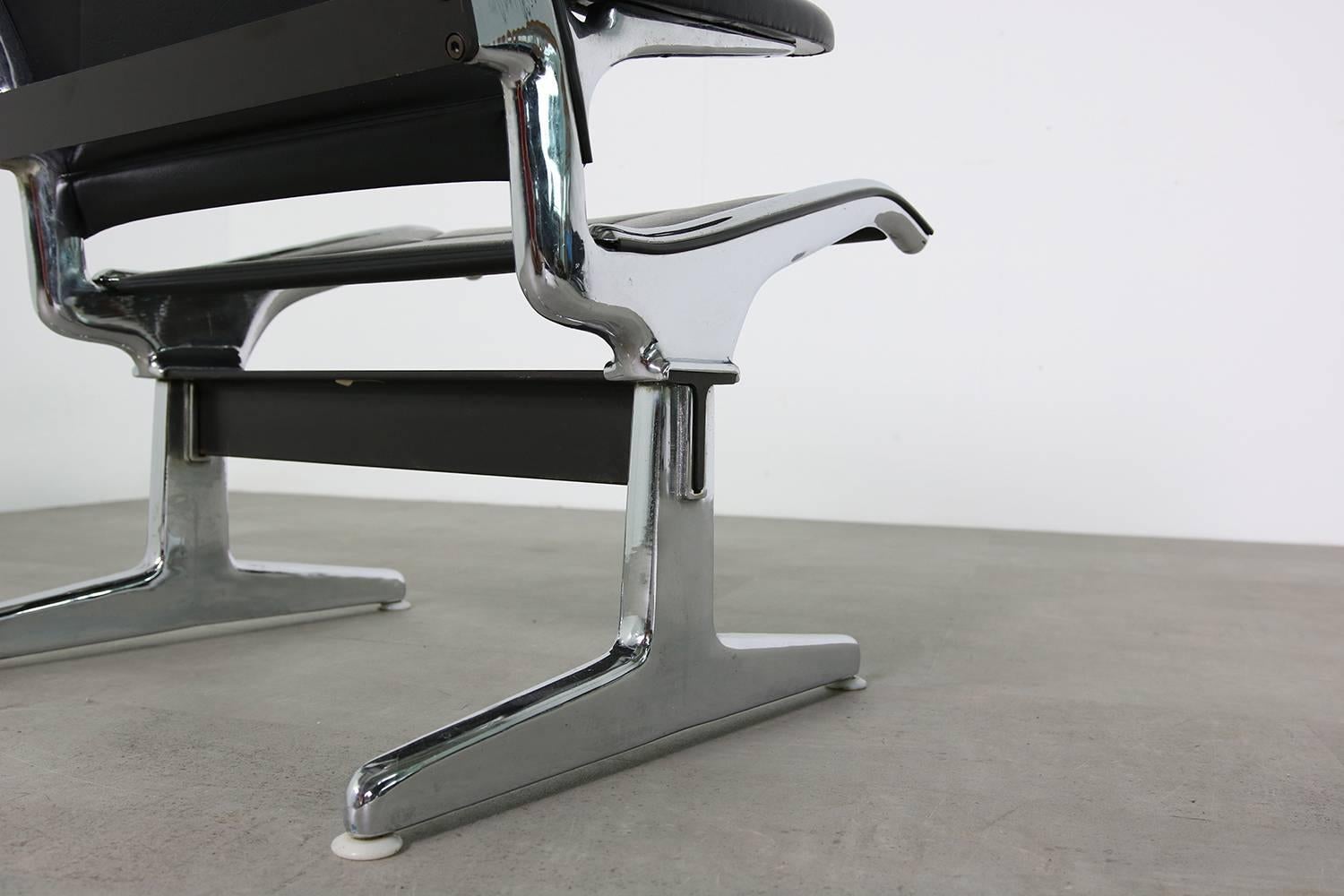 Metal Set of Six 1960s Charles Eames Airport Chairs for Herman Miller Black and Chrome For Sale