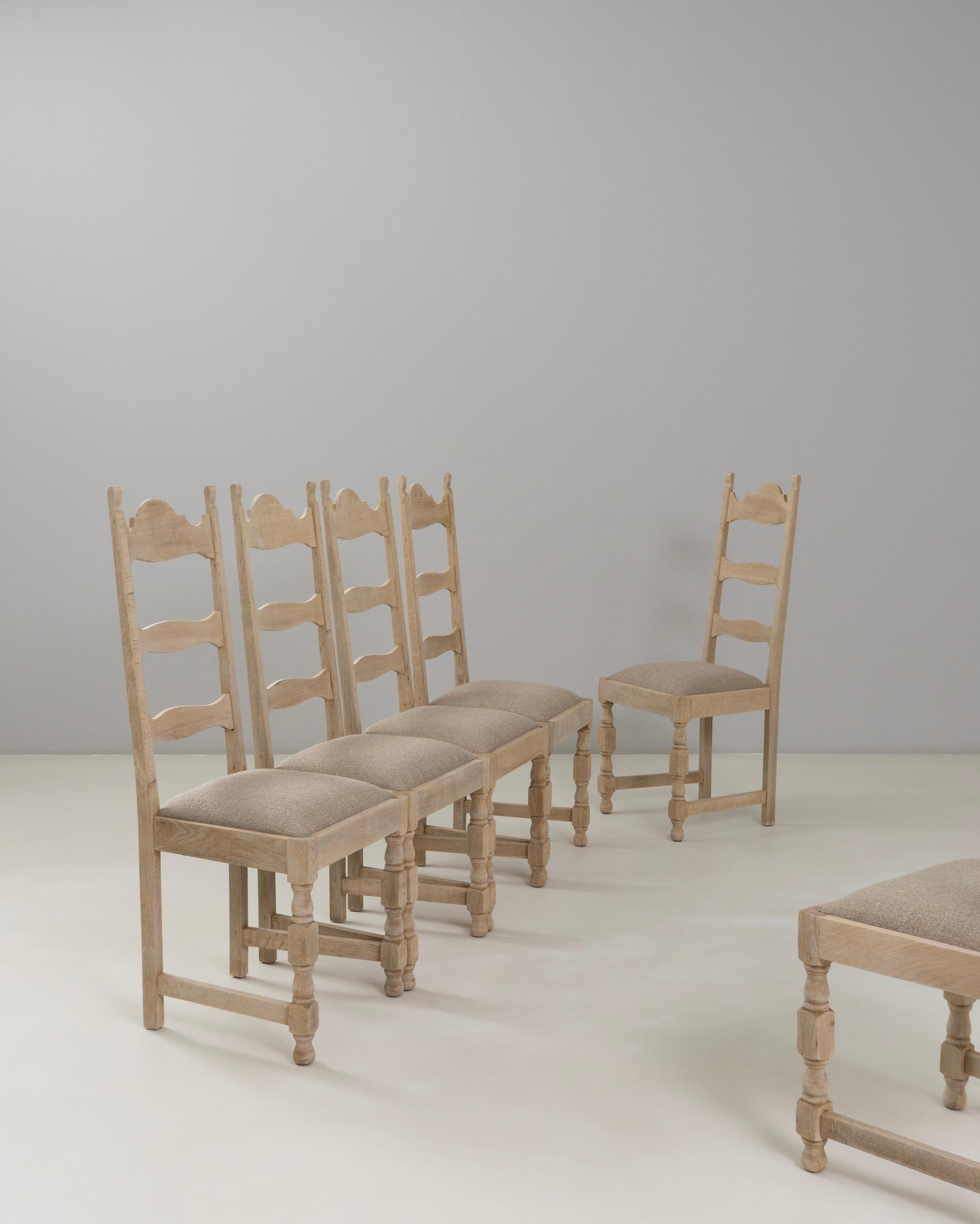 Set Of Six 1970s Belgian Oak Dining Chairs With Upholstered Seats im Zustand „Gut“ im Angebot in High Point, NC