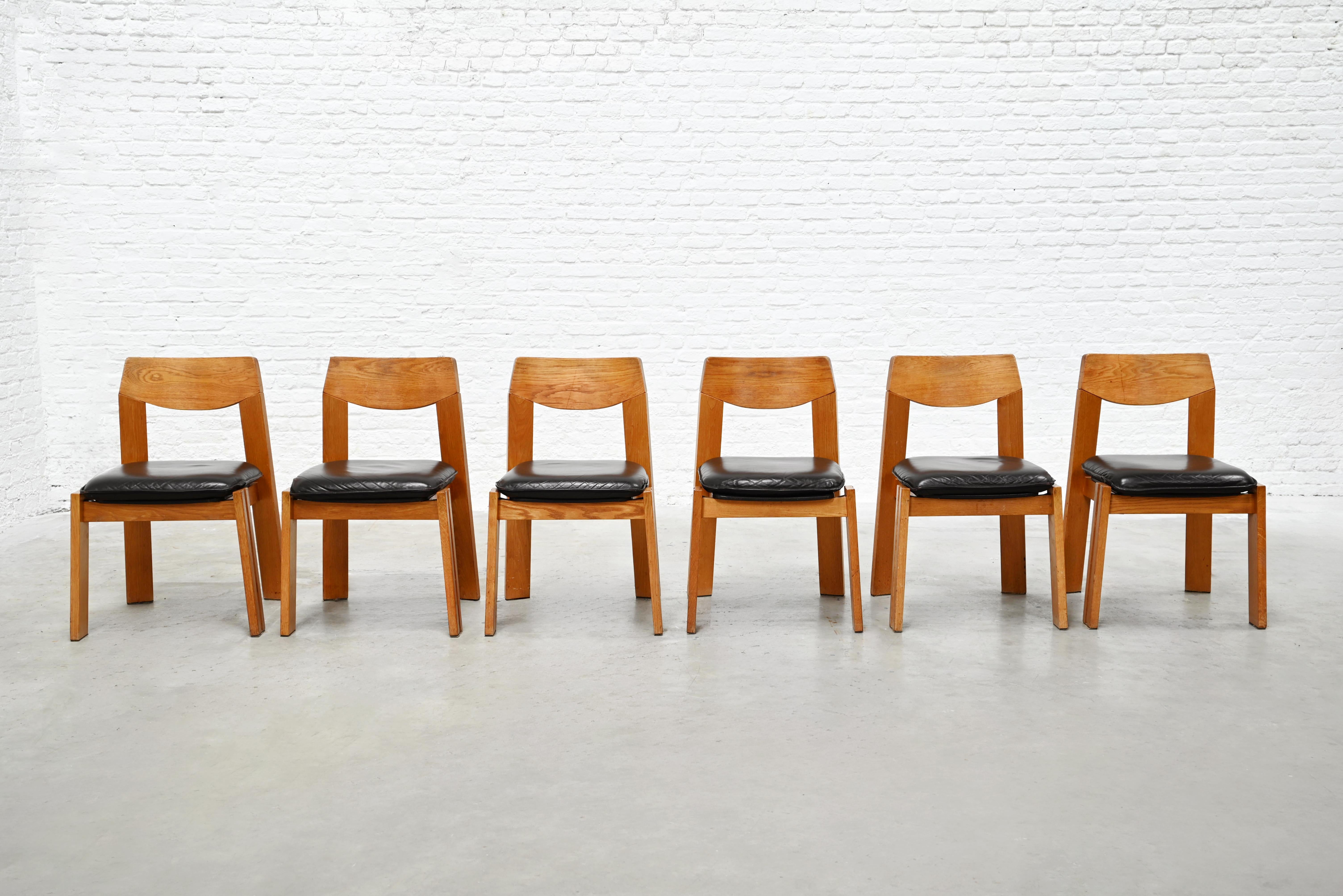 Satz von sechs brutalistischen 1970er-Jahre-Esszimmerstühlen aus massiver Eiche (Brutalismus) im Angebot