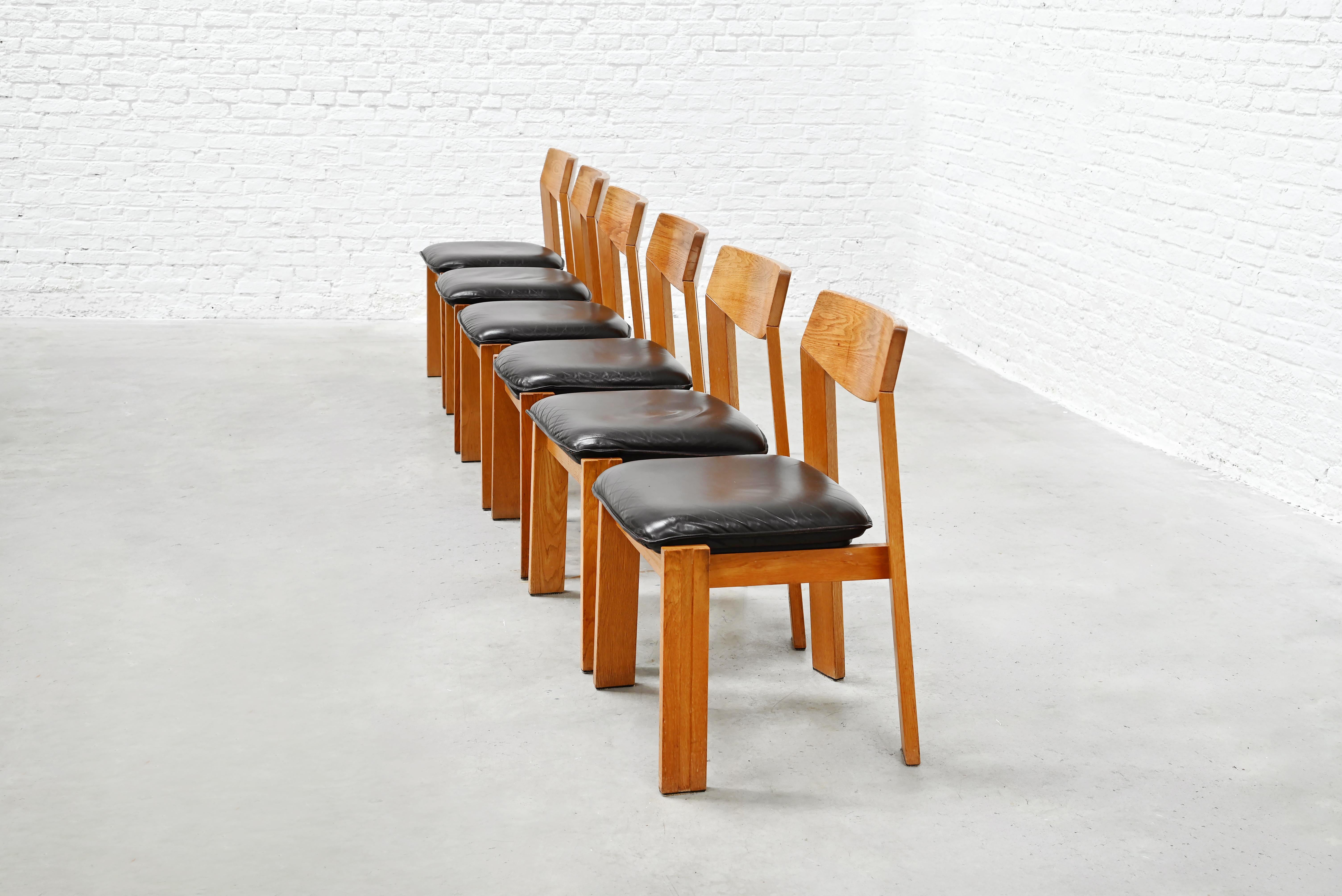 Satz von sechs brutalistischen 1970er-Jahre-Esszimmerstühlen aus massiver Eiche (Deutsch) im Angebot