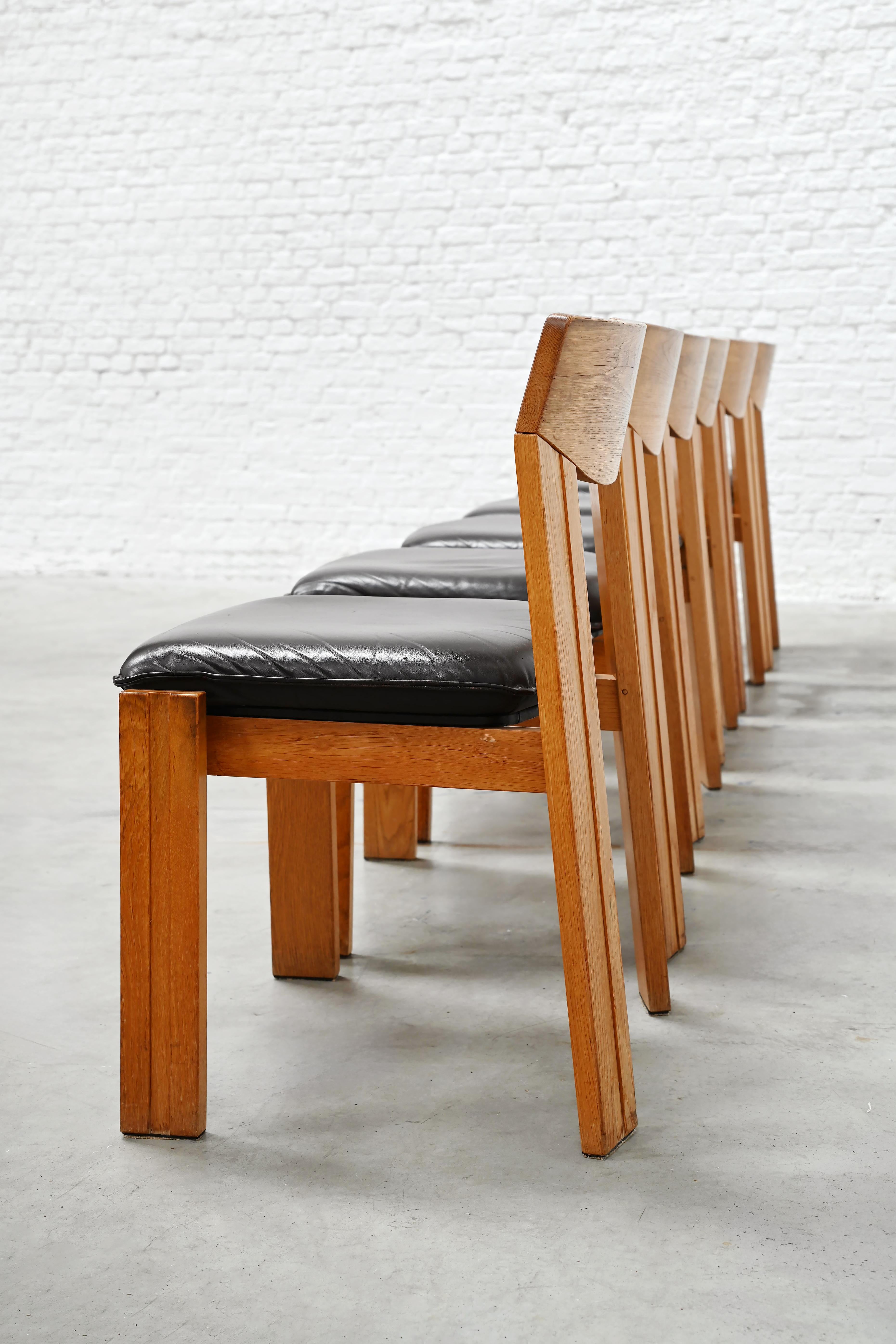 Satz von sechs brutalistischen 1970er-Jahre-Esszimmerstühlen aus massiver Eiche im Zustand „Gut“ im Angebot in Antwerp, Antwerp