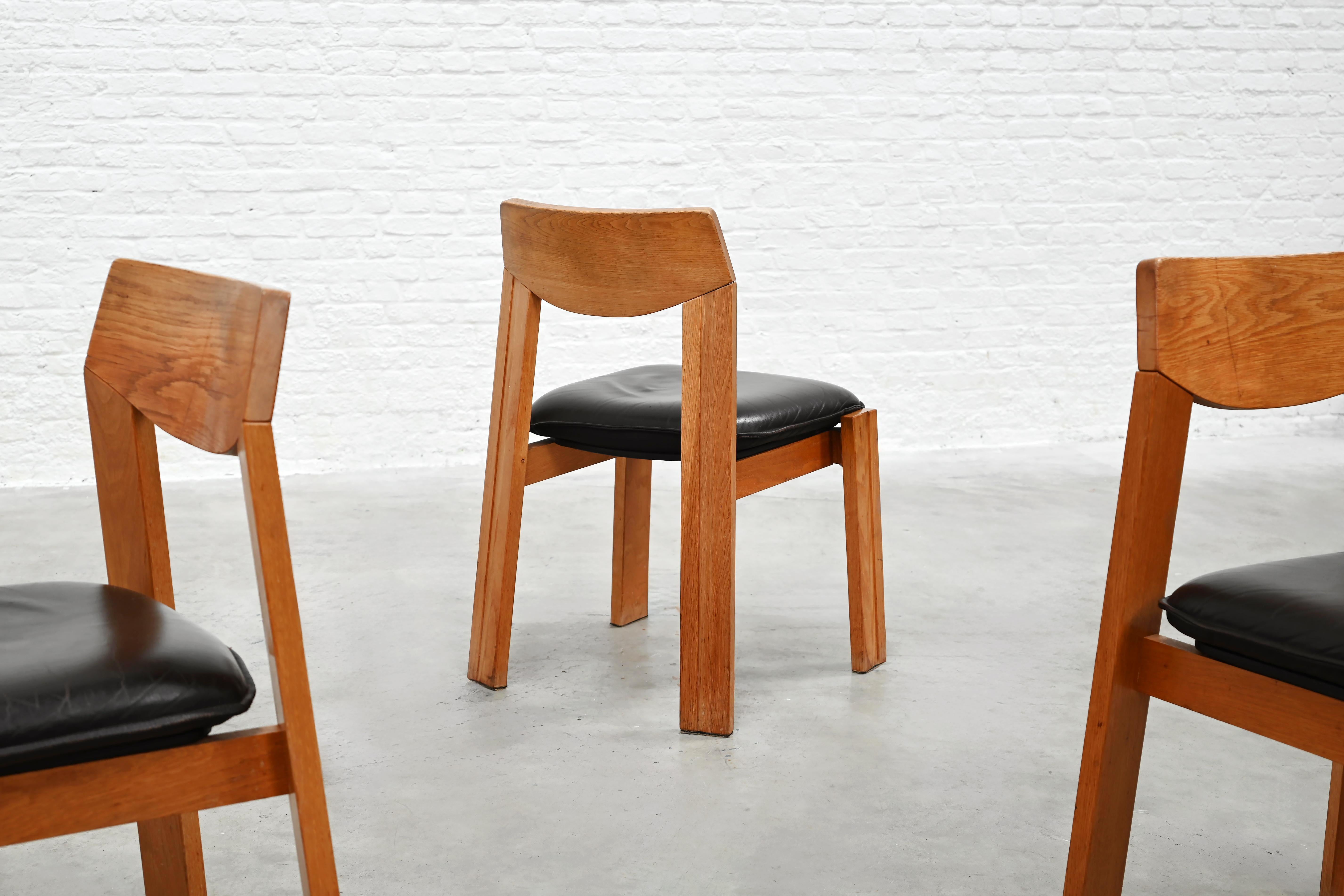 Satz von sechs brutalistischen 1970er-Jahre-Esszimmerstühlen aus massiver Eiche (20. Jahrhundert) im Angebot