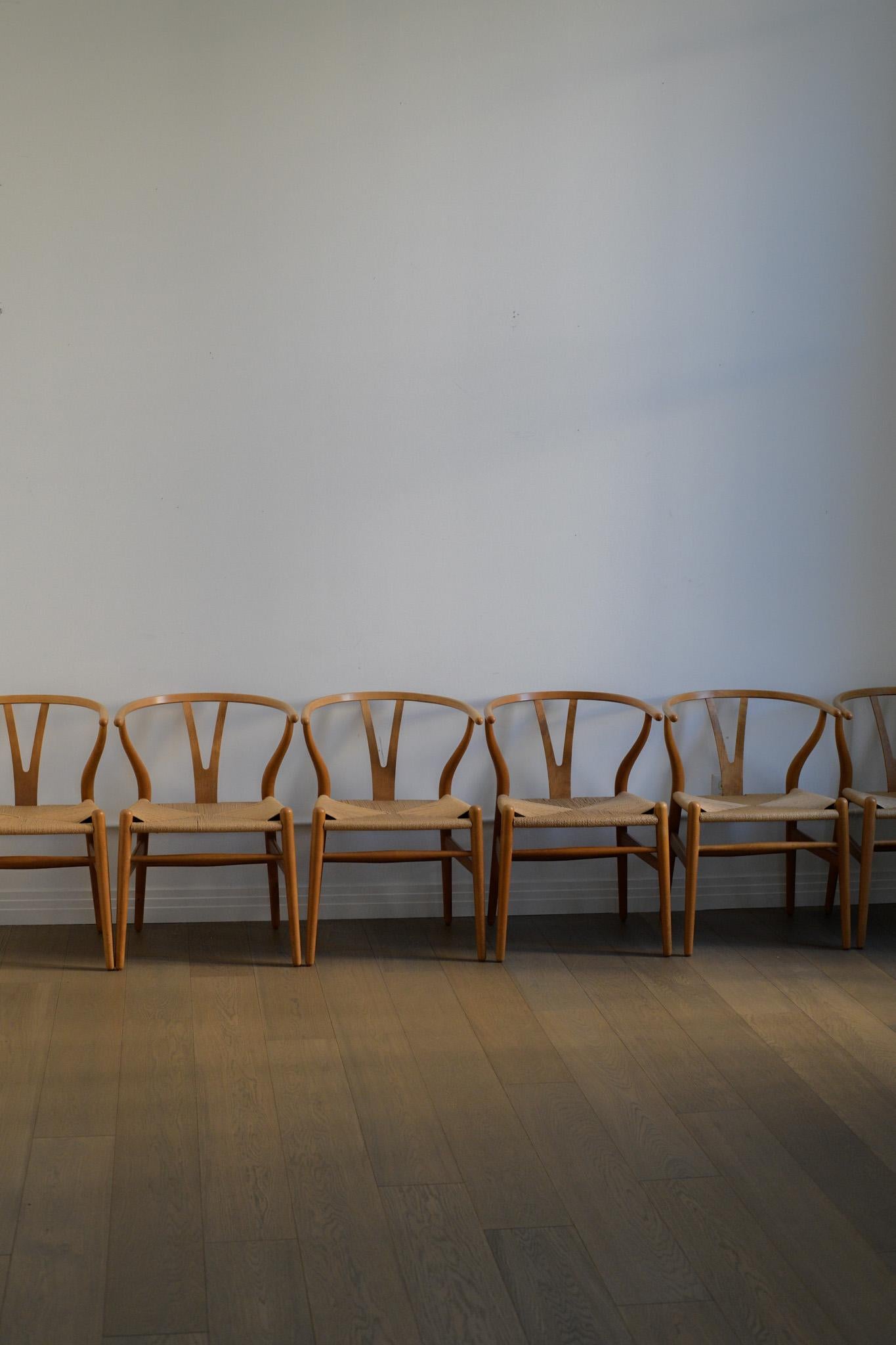 Bellissimo set di sedie Hans J. Wegner Wishbone degli anni '70 per Carl Hansen & Søn con struttura in faggio e sedili in giunco. 

In buone condizioni vintage, ognuno con una bella patina. Alcuni segni di usura dovuti all'età, ma nel complesso il