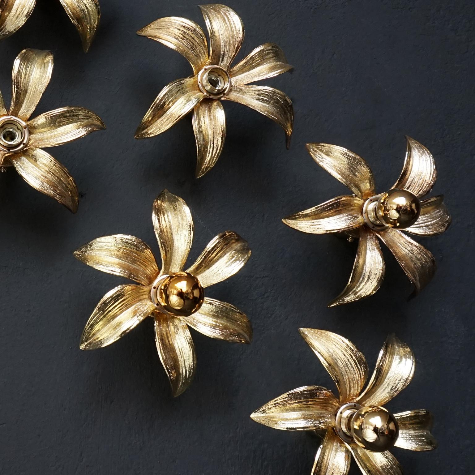 Set of Six 1970s Hollywood Regency Belgium Willy Daro Brass Flower Wall Lights In Excellent Condition In Haarlem, NL