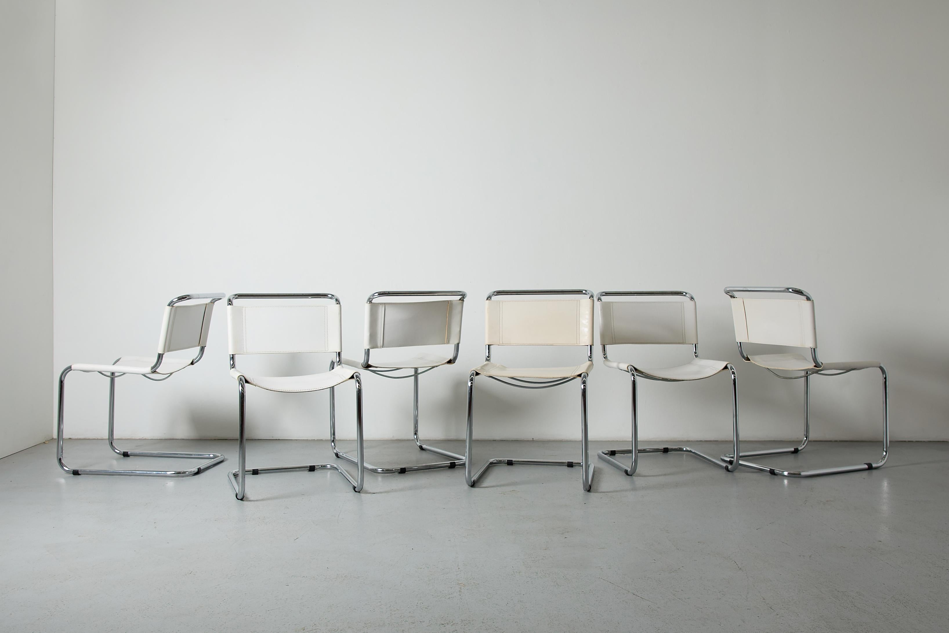 Sechs italienische Freischwinger, die die schlichte modernistische Ästhetik des 1970er-Jahre-Designs verkörpern und im unverwechselbaren Matteograssi-Stil gefertigt sind. Jeder Stuhl ist mit dem charakteristischen verchromten Freischwingergestell