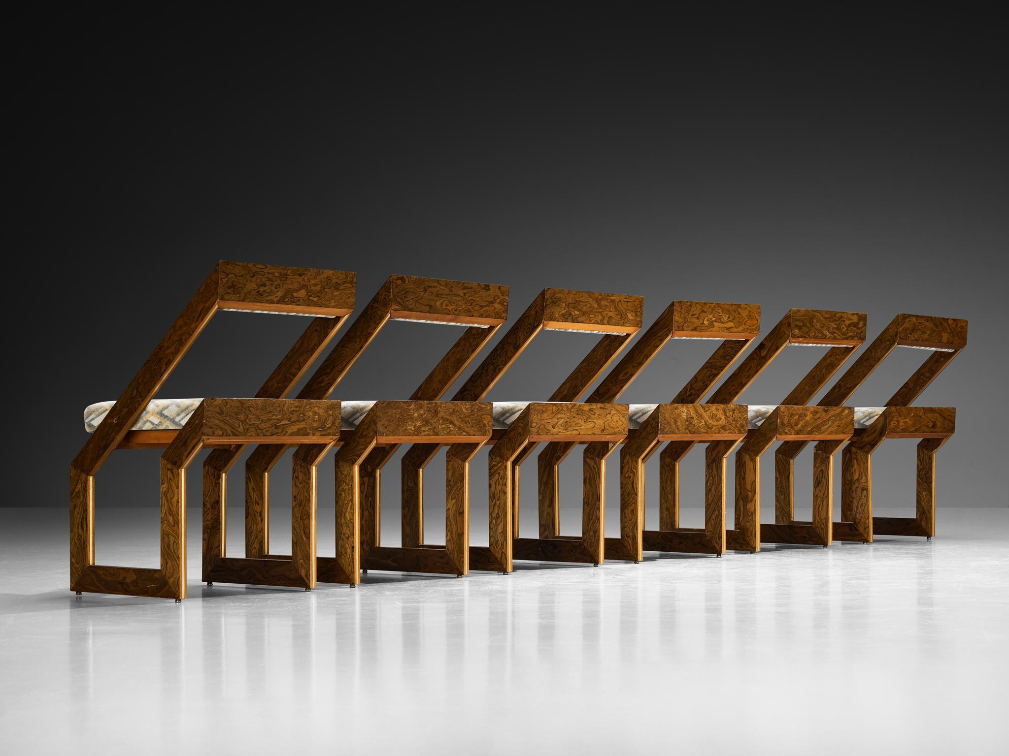 Set di sei sedie geometriche scultoree degli anni '70 in legno a venature espressive e ottone in vendita 3