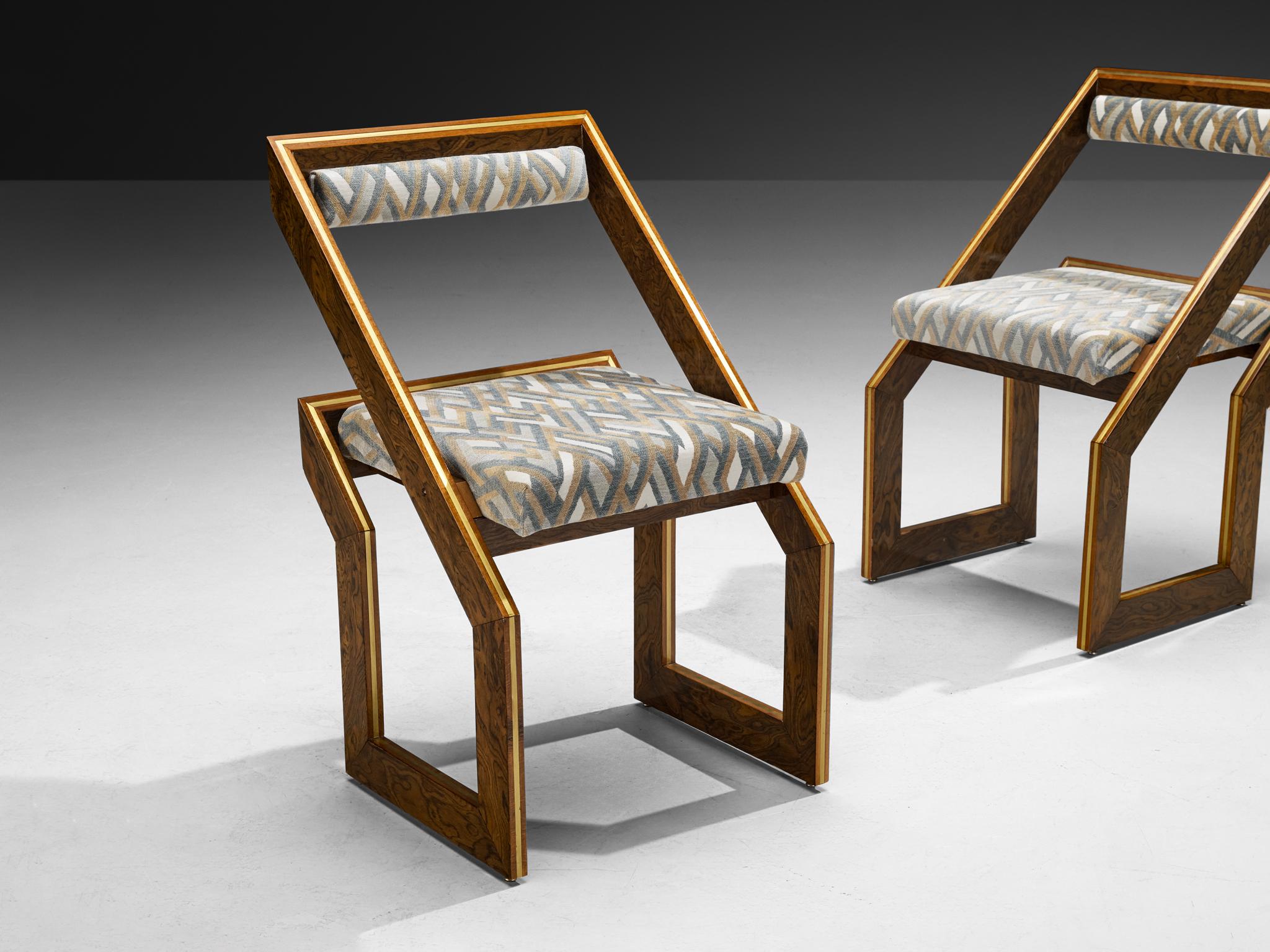 Set di sei sedie geometriche scultoree degli anni '70 in legno a venature espressive e ottone in vendita 4