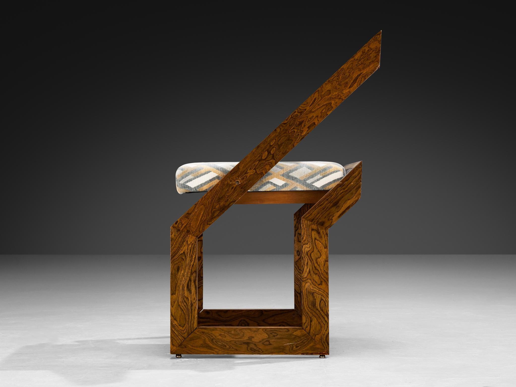 Set di sei sedie geometriche scultoree degli anni '70 in legno a venature espressive e ottone in vendita 5