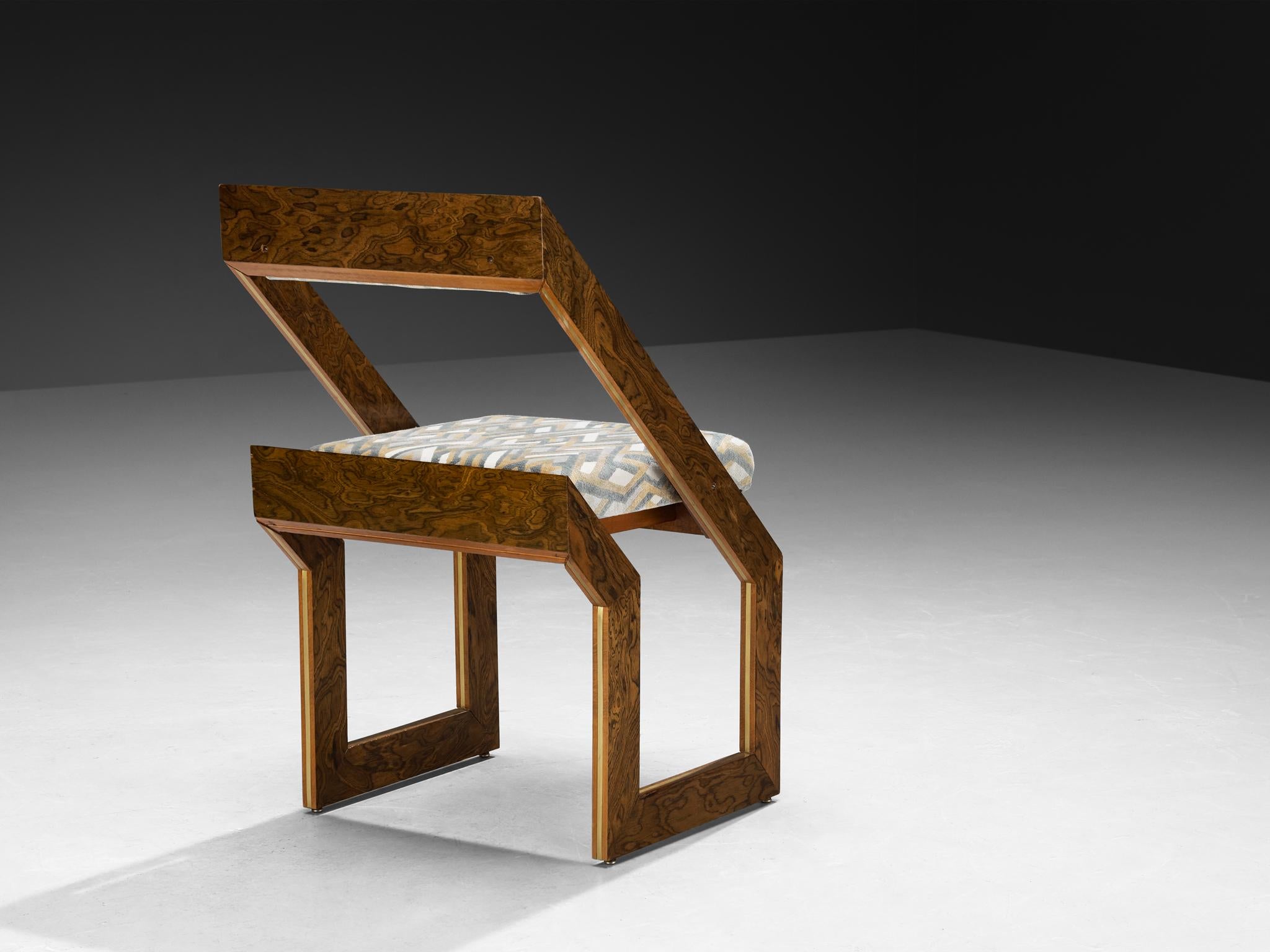 Set di sei sedie geometriche scultoree degli anni '70 in legno a venature espressive e ottone in vendita 6