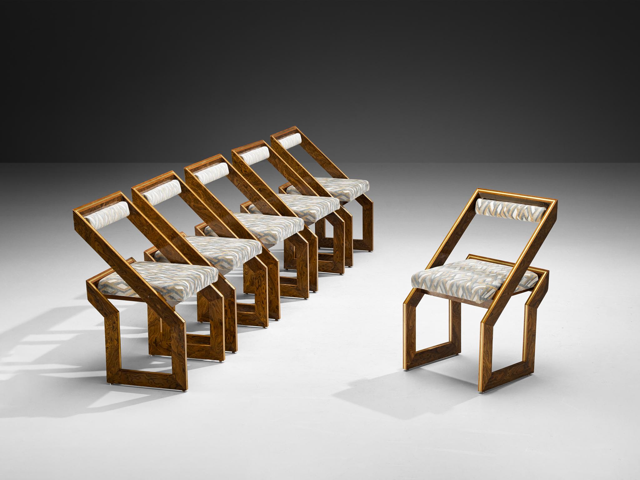 Fabrice, set di sei sedie da pranzo, impiallacciatura di legno di Alpi, ottone, tessuto ridipinto, Wood, Italia, anni '70

Un design straordinariamente postmoderno e angolare, caratterizzato da audaci forme geometriche e da un uso straordinario dei
