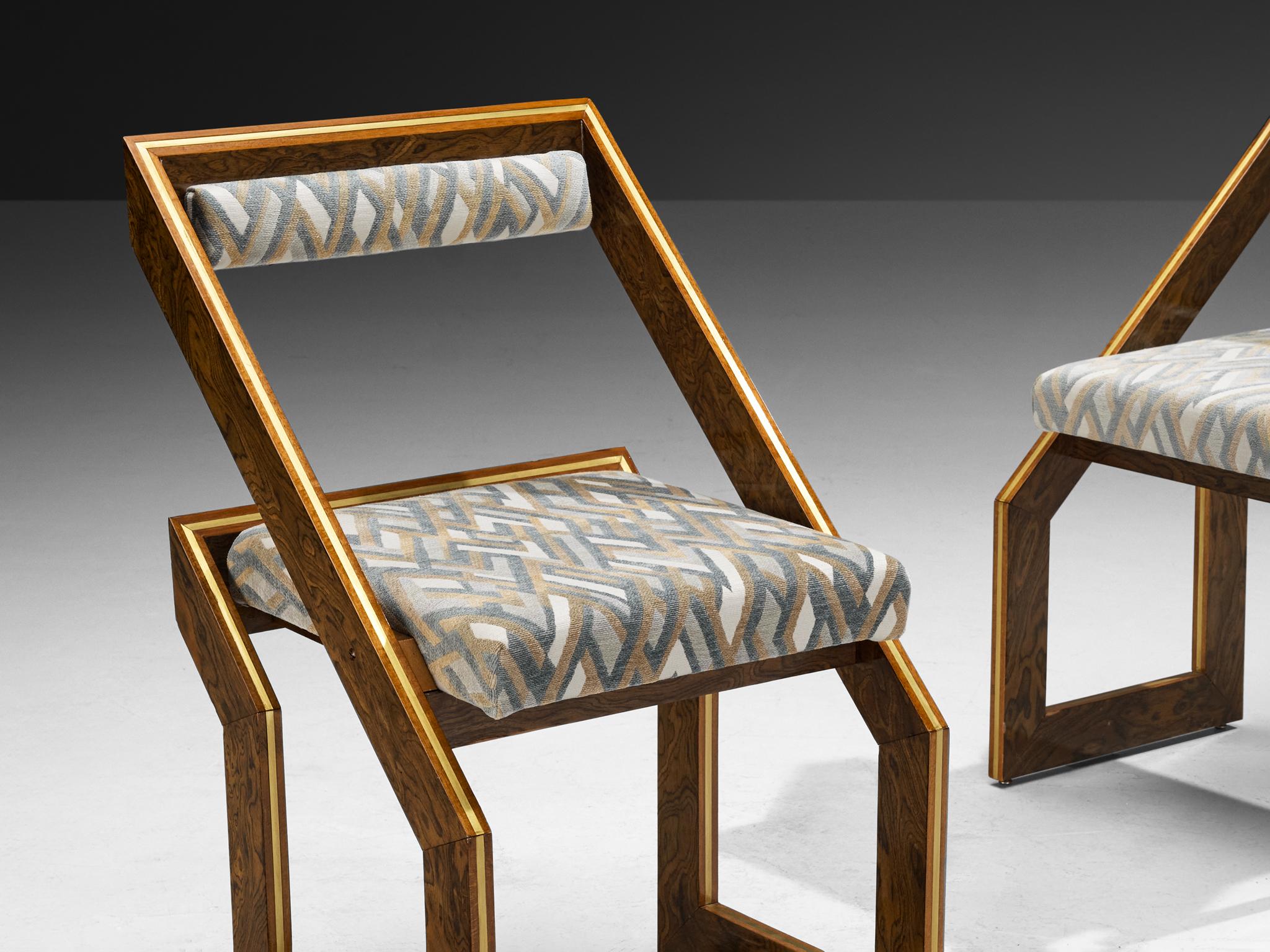 Postmoderno Set di sei sedie geometriche scultoree degli anni '70 in legno a venature espressive e ottone in vendita