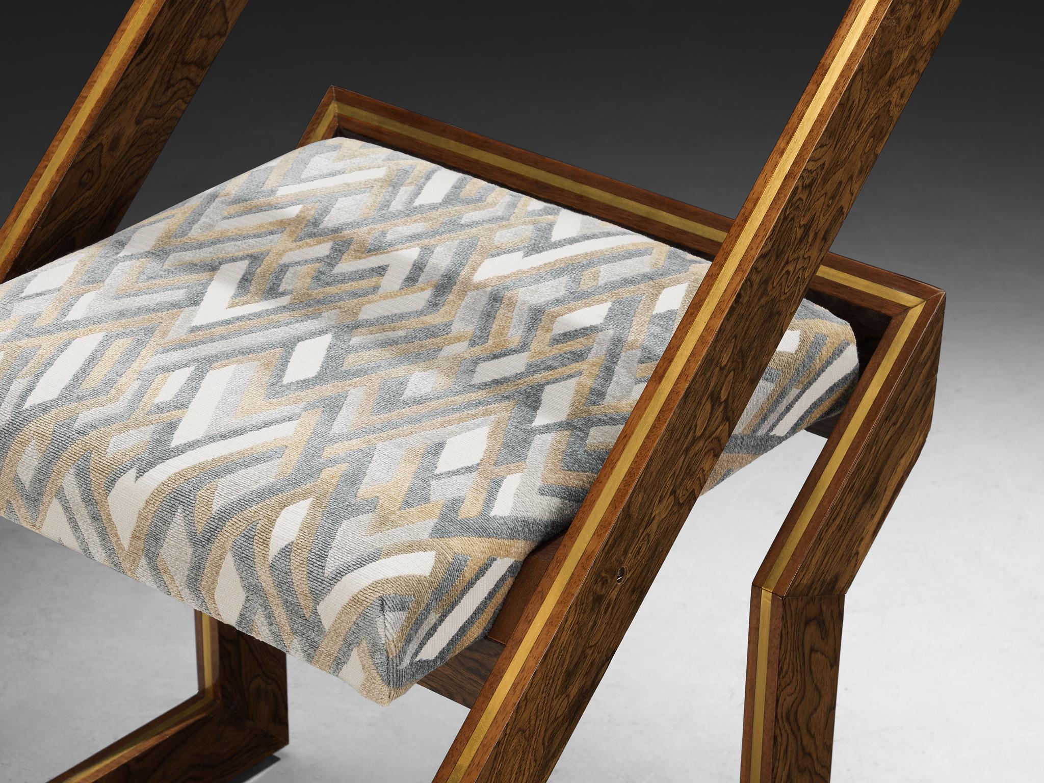 Italiano Set di sei sedie geometriche scultoree degli anni '70 in legno a venature espressive e ottone in vendita