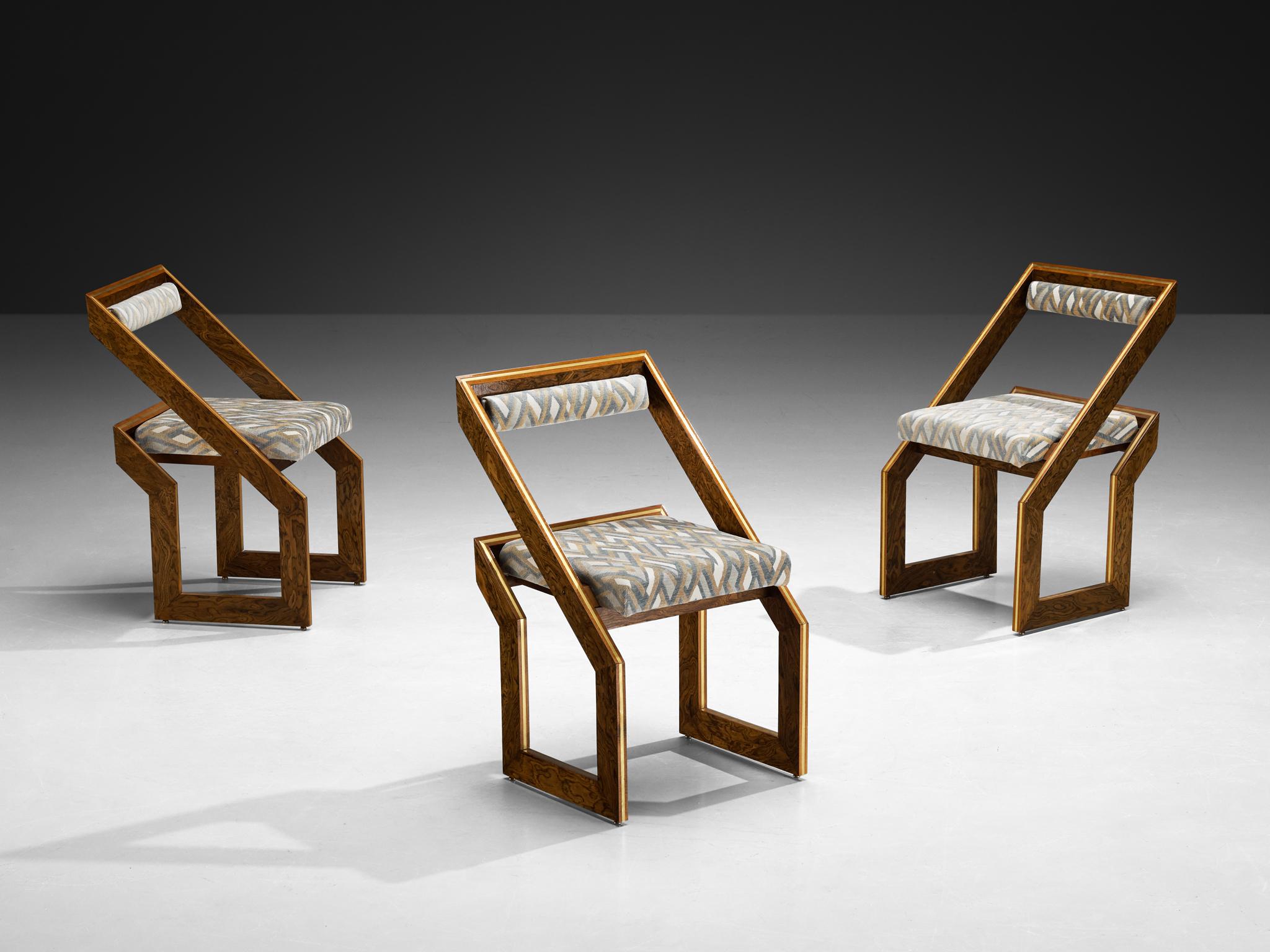 Fine XX secolo Set di sei sedie geometriche scultoree degli anni '70 in legno a venature espressive e ottone in vendita