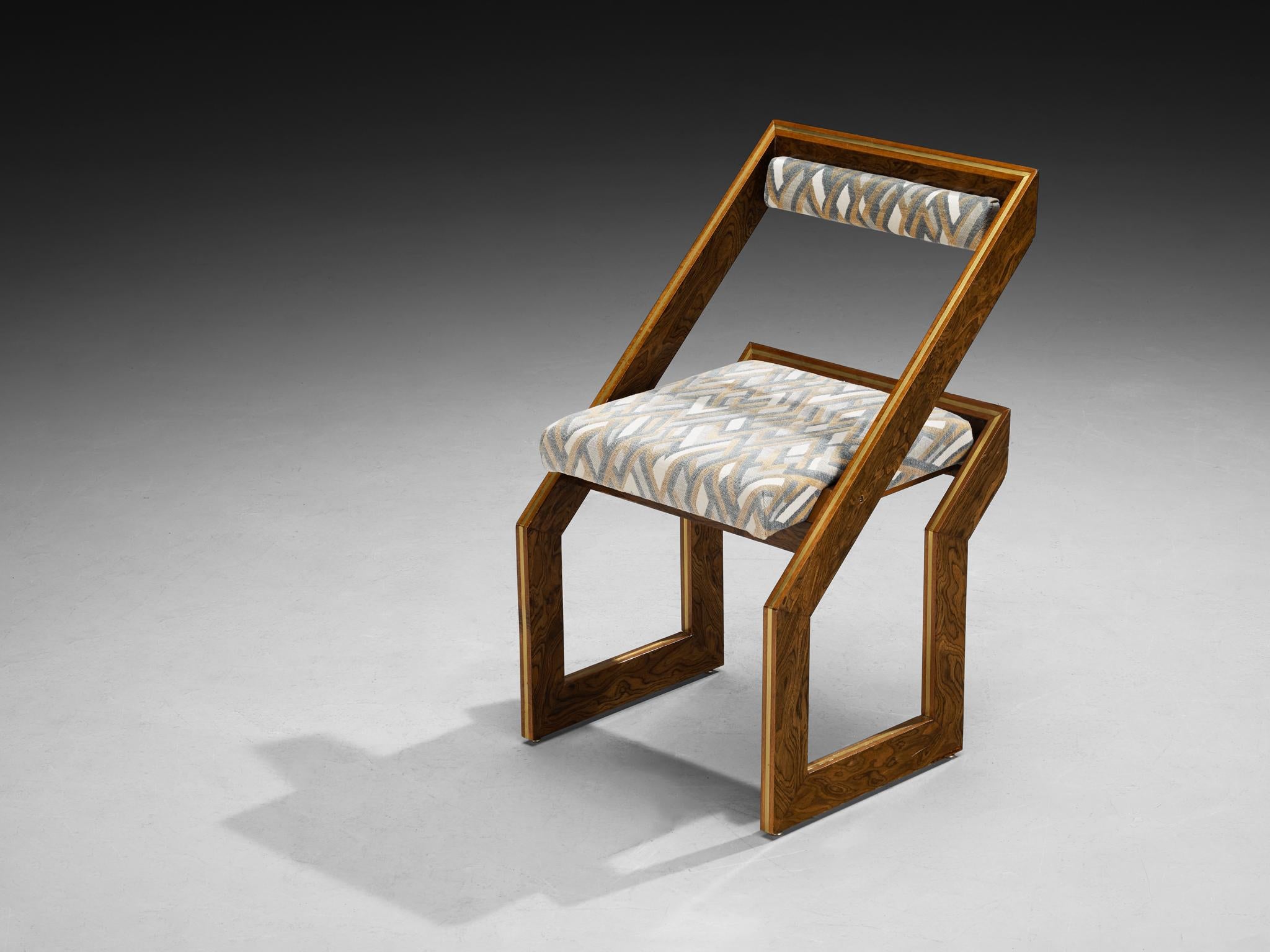 Set di sei sedie geometriche scultoree degli anni '70 in legno a venature espressive e ottone in vendita 1