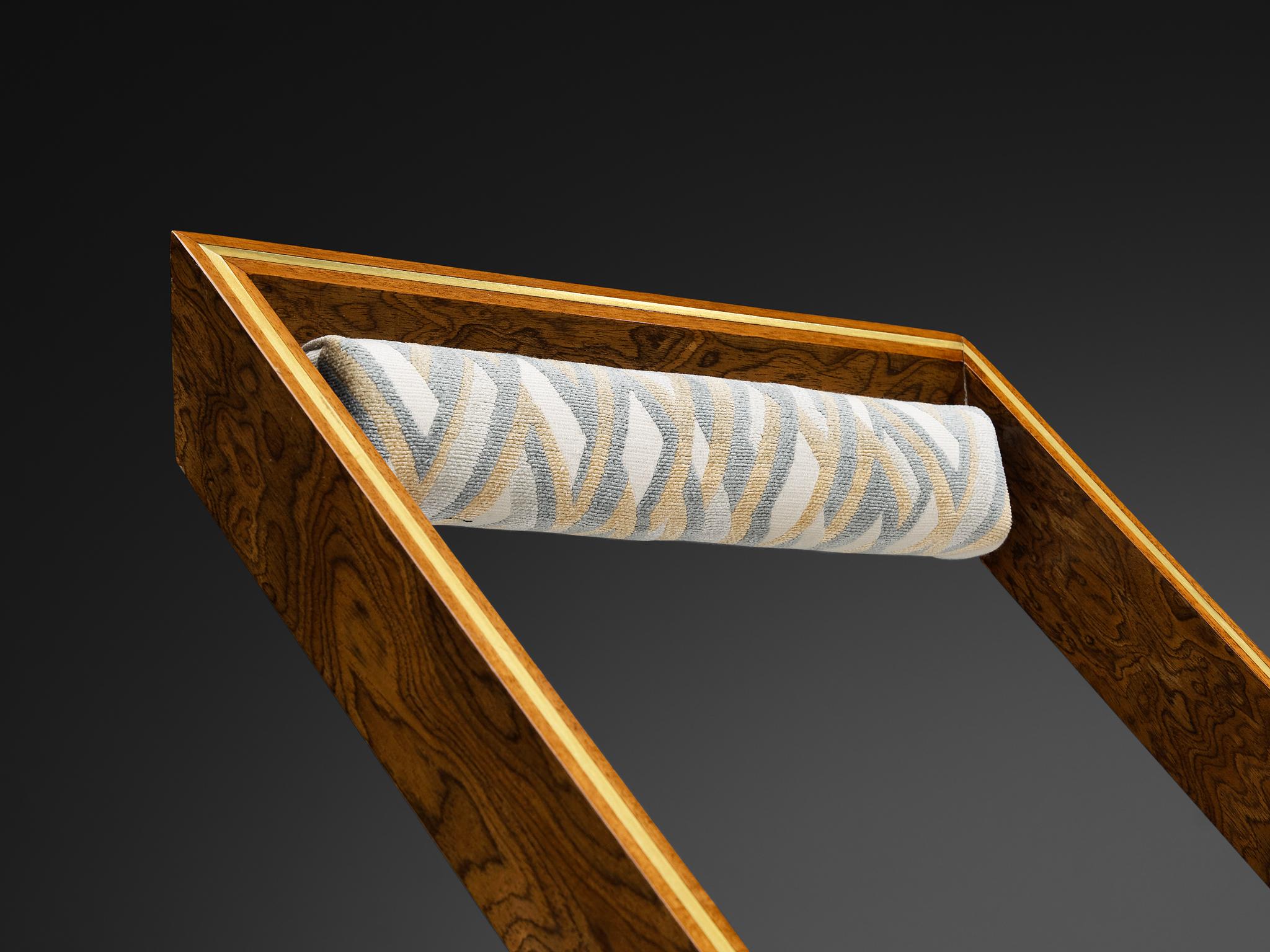 Set di sei sedie geometriche scultoree degli anni '70 in legno a venature espressive e ottone in vendita 2