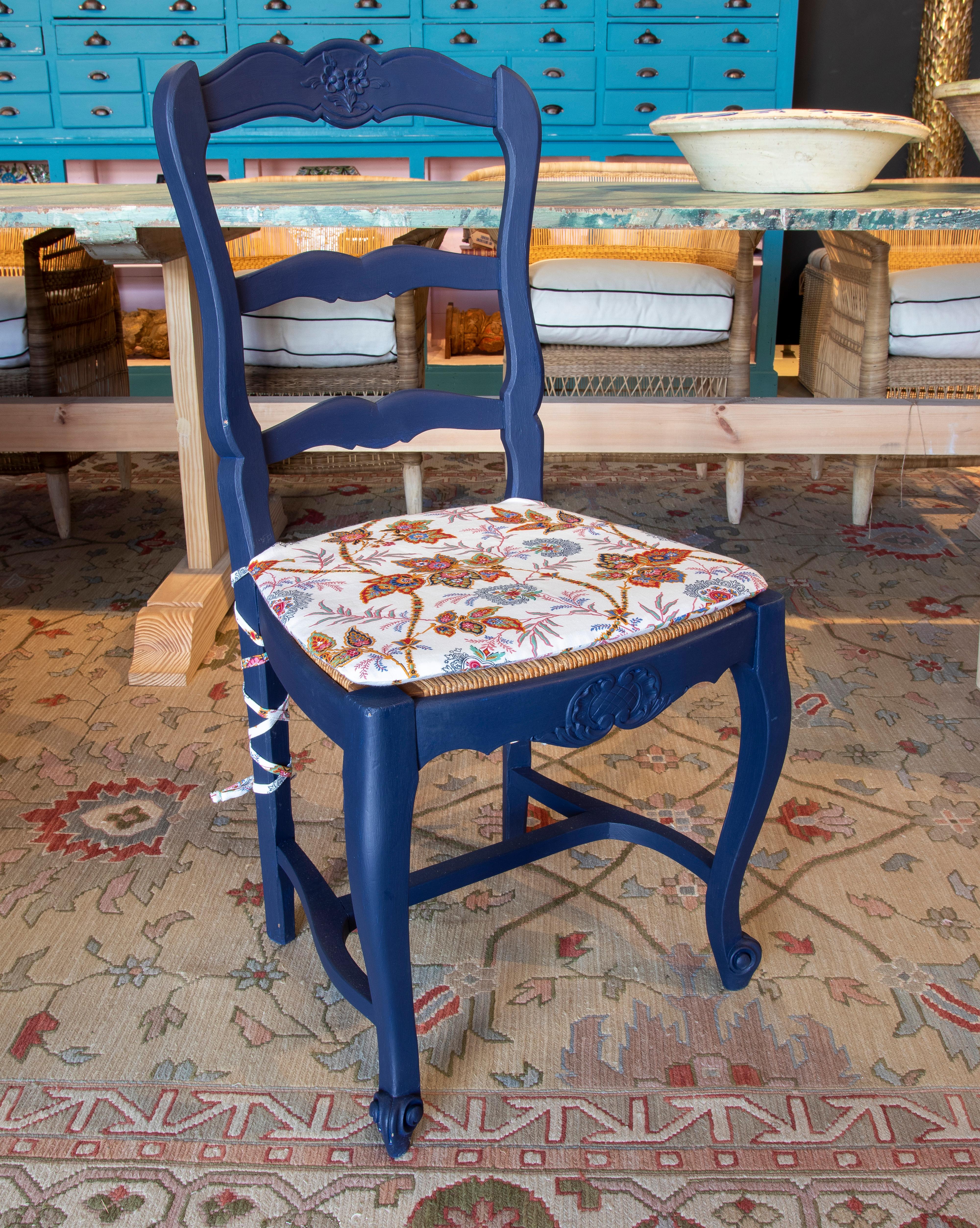 Set of six vintage 1970s Spanish Andalusian flamenco wooden bulrush chairs with renowned F. Schumacher & Co. fabrics upholstered seat cushions.
  