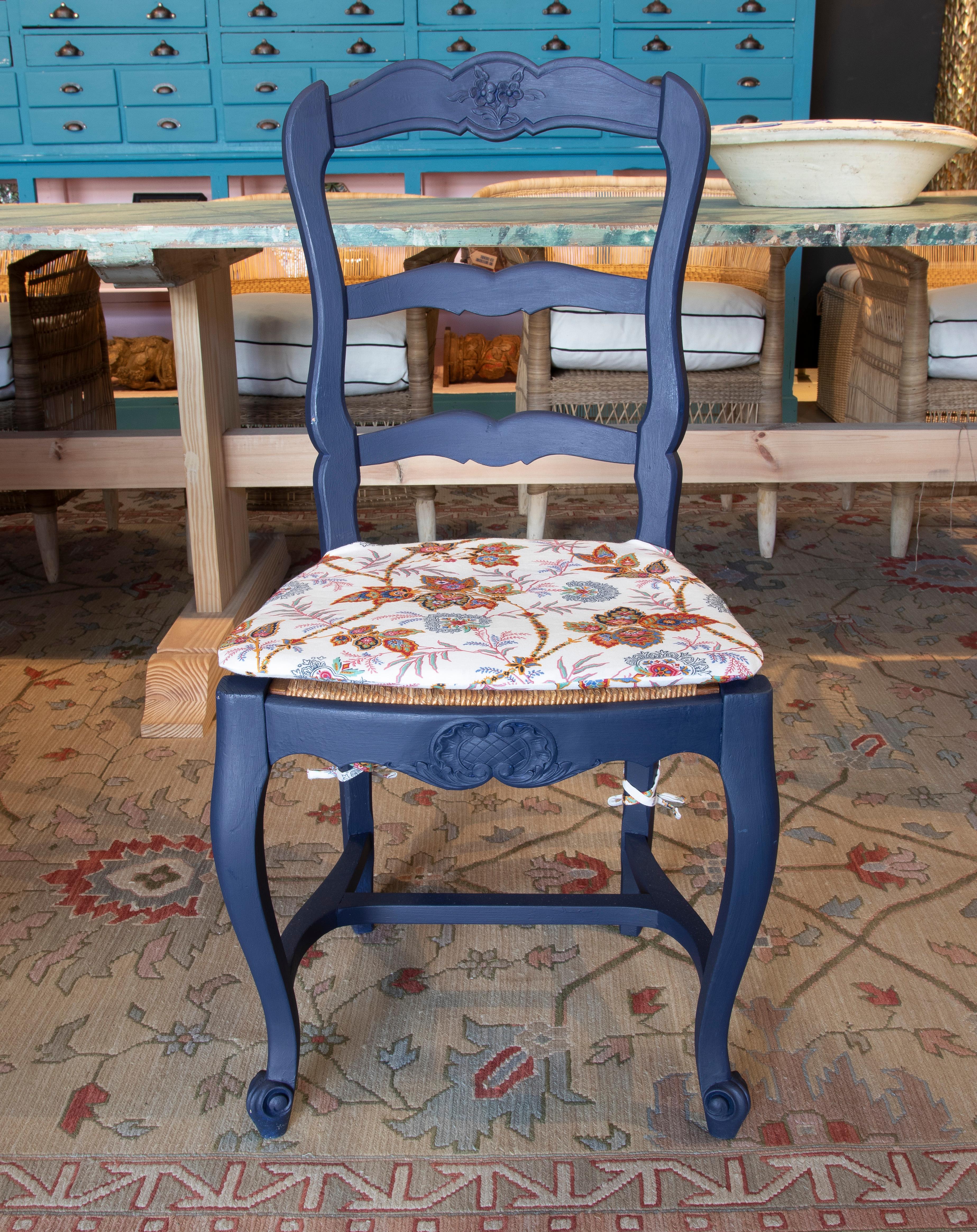 Set of Six 1970s Spanish Wooden Bulrush Chairs w/ Schumacher Upholstered Cushion In Good Condition In Marbella, ES