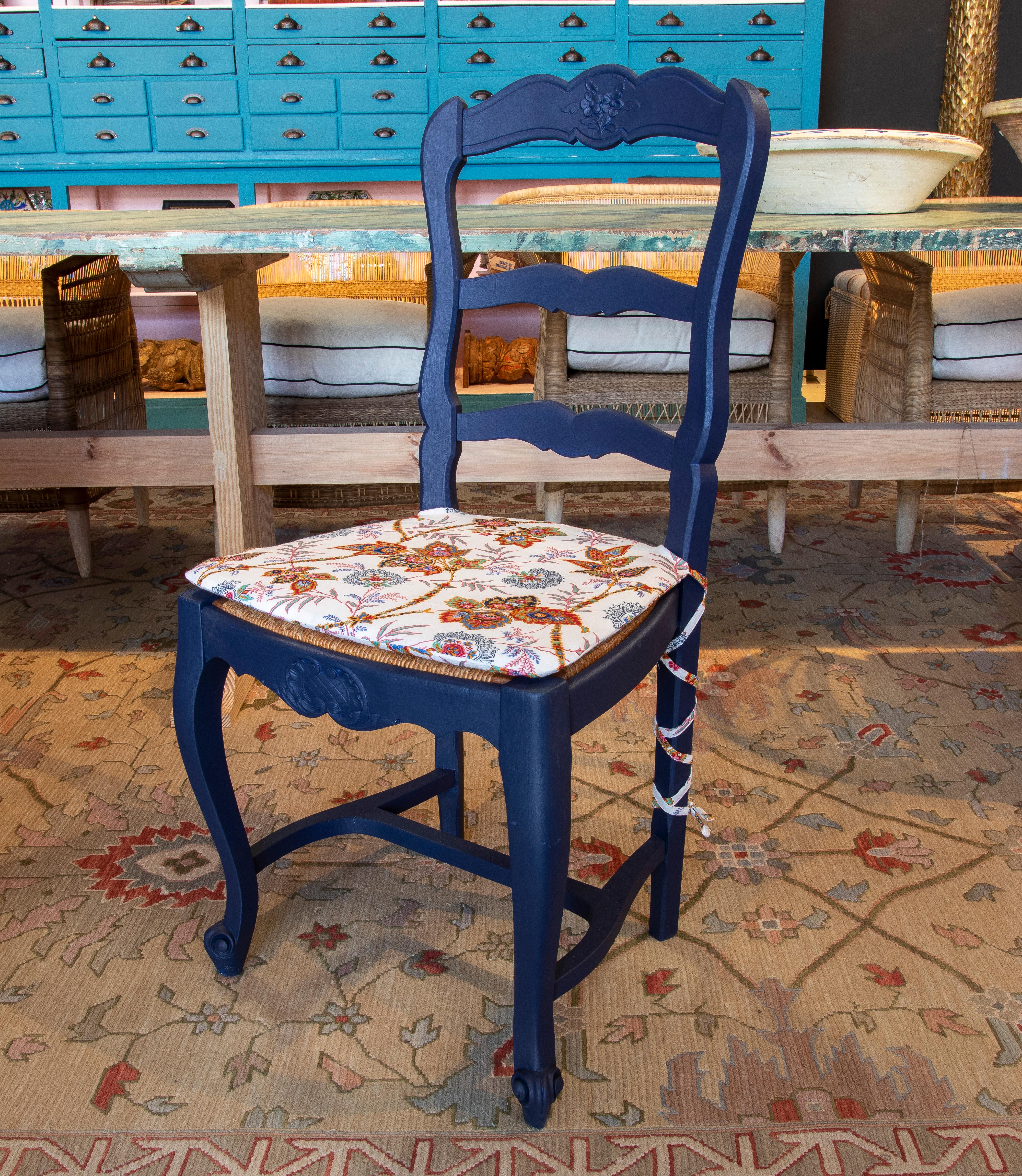 20th Century Set of Six 1970s Spanish Wooden Bulrush Chairs w/ Schumacher Upholstered Cushion