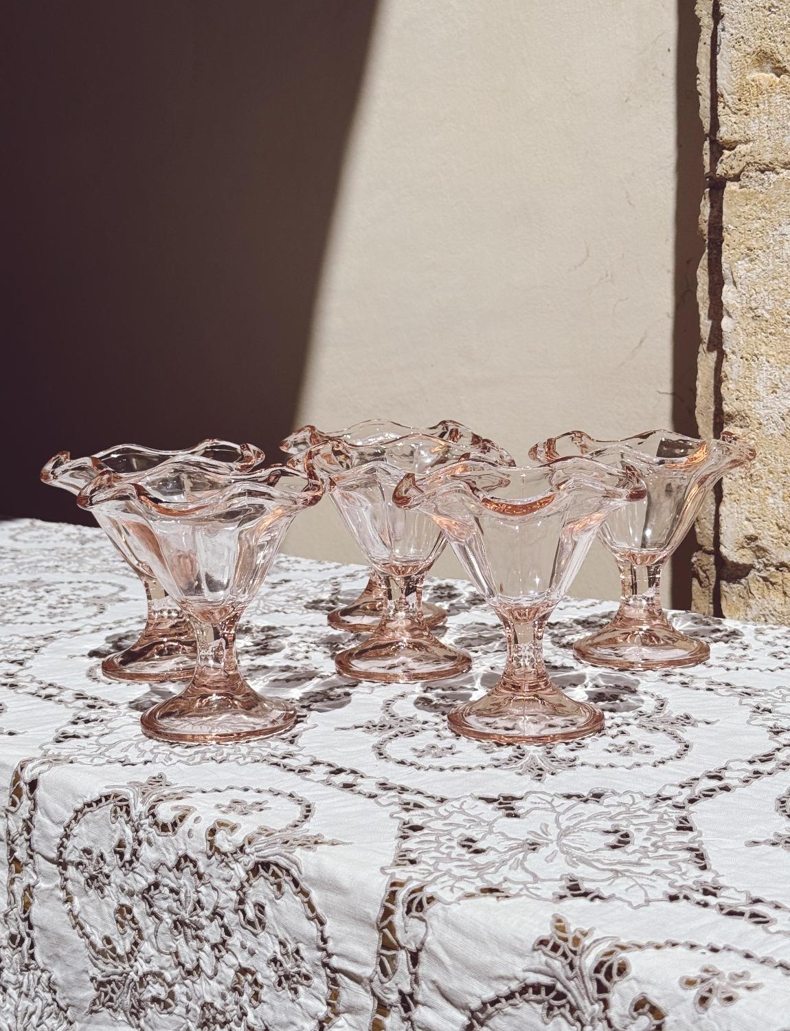 Wahrscheinlich die schönste Art, Eis oder Obstsalat zu essen. Klassische italienische Gelato-Schalen aus Glas aus den 1980er Jahren.