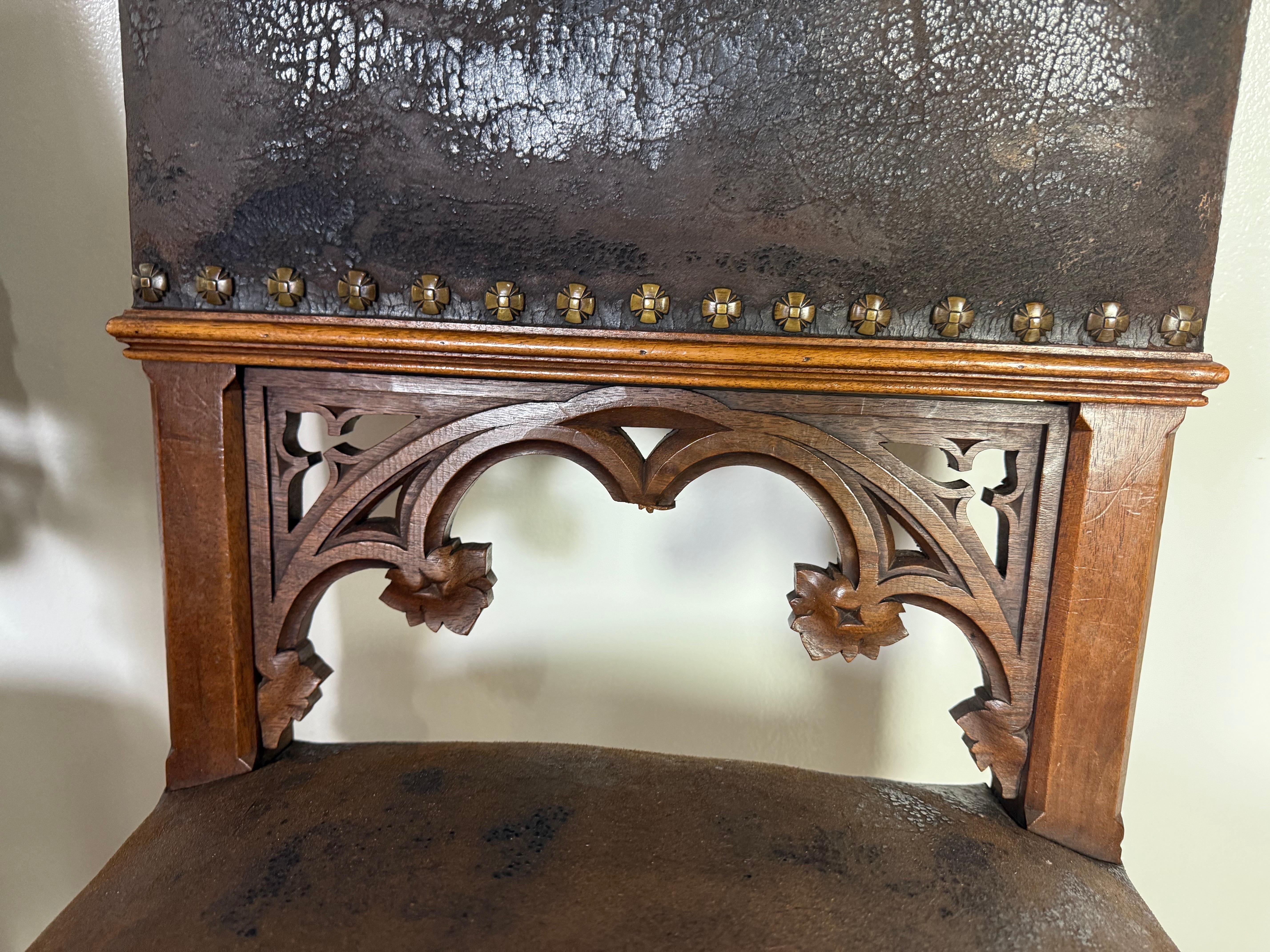 Pelle Set di sei sedie da pranzo in pelle in stile gotico del XIX secolo in vendita