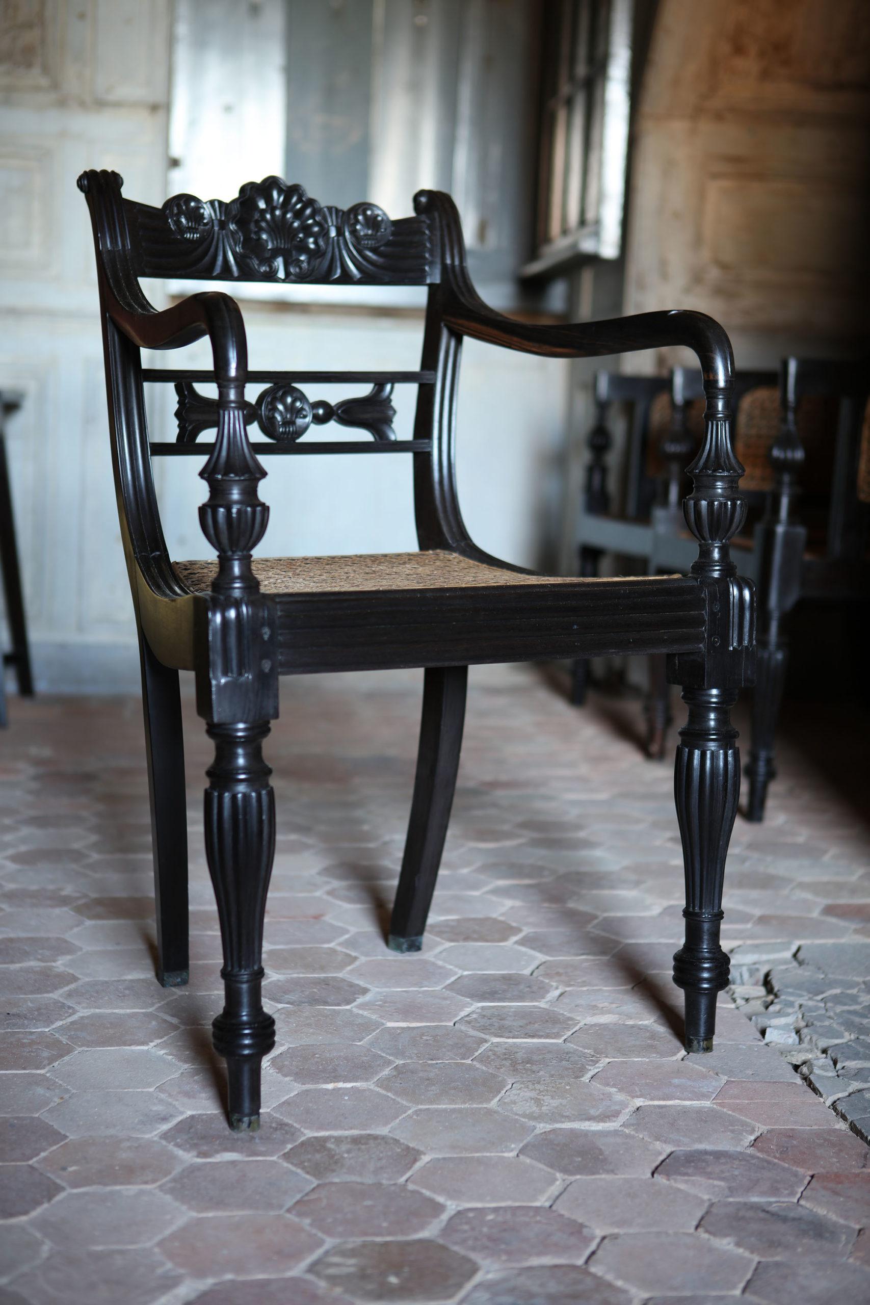 Sri-Lankais Ensemble de six fauteuils anglo-indiennes en ébène du XIXe siècle