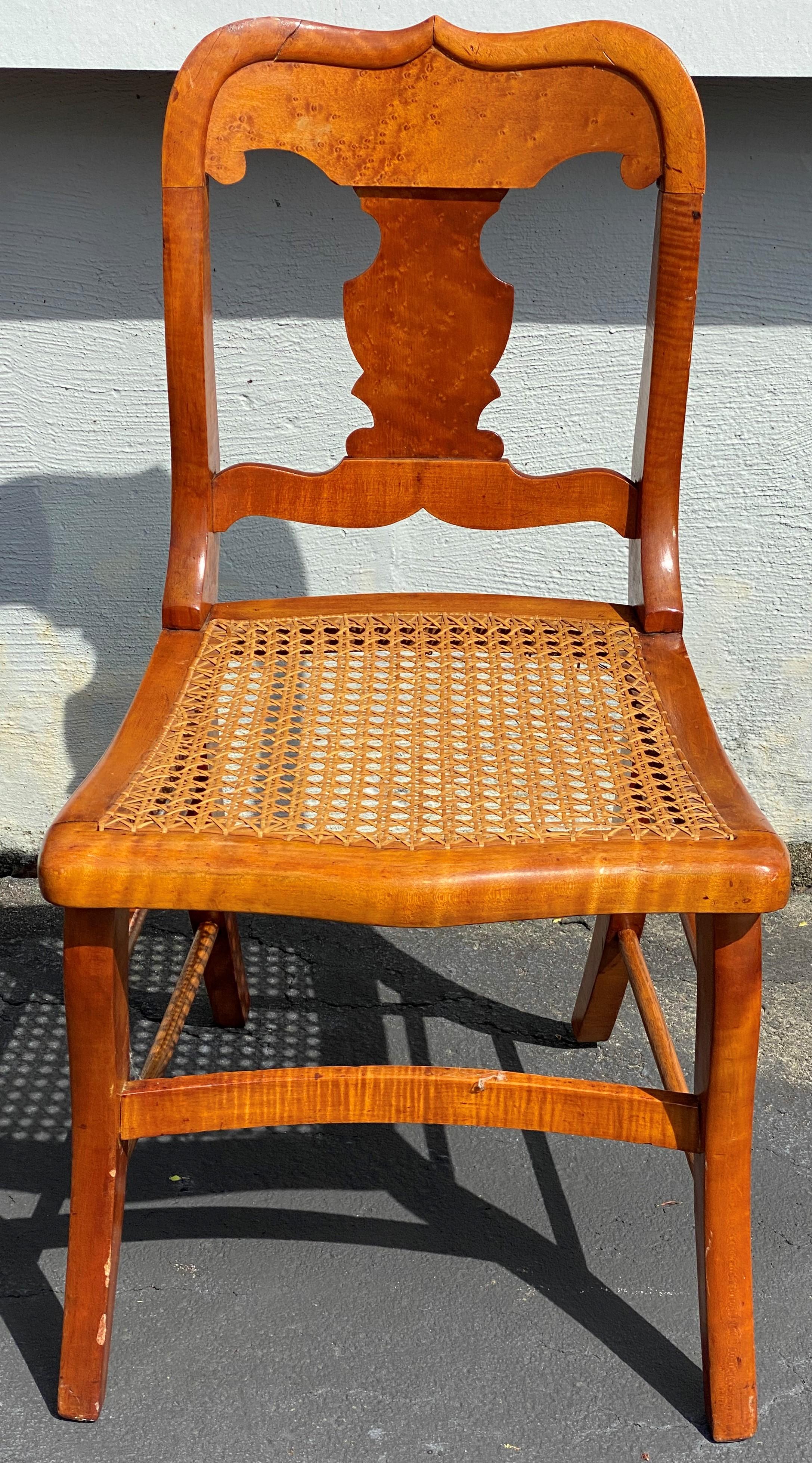 Satz von sechs Beistellstühlen aus Vogelaugenahorn mit Schilfrohr aus dem 19. Jahrhundert im Empire-Stil (Englisch)