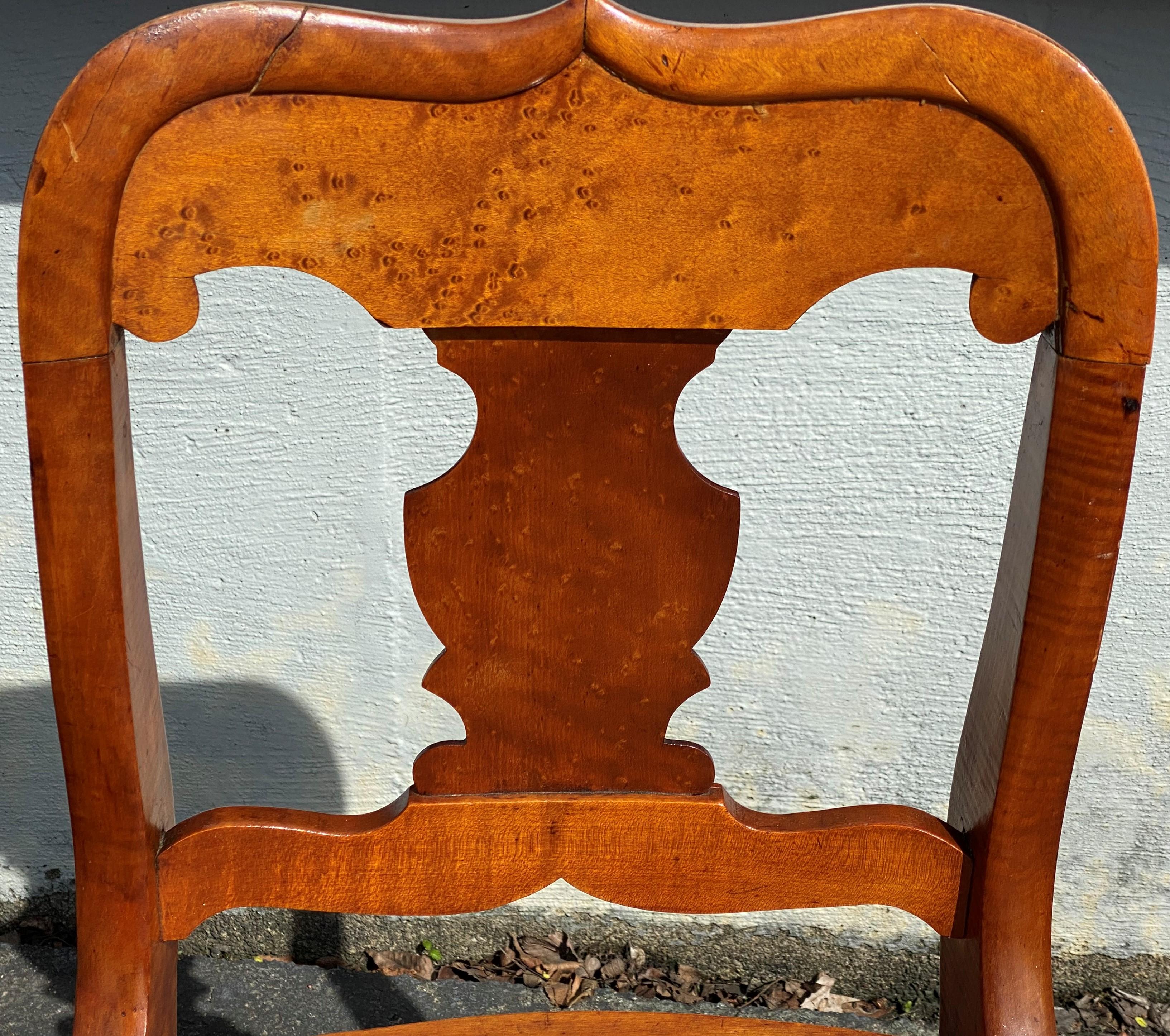 Satz von sechs Beistellstühlen aus Vogelaugenahorn mit Schilfrohr aus dem 19. Jahrhundert im Empire-Stil 1