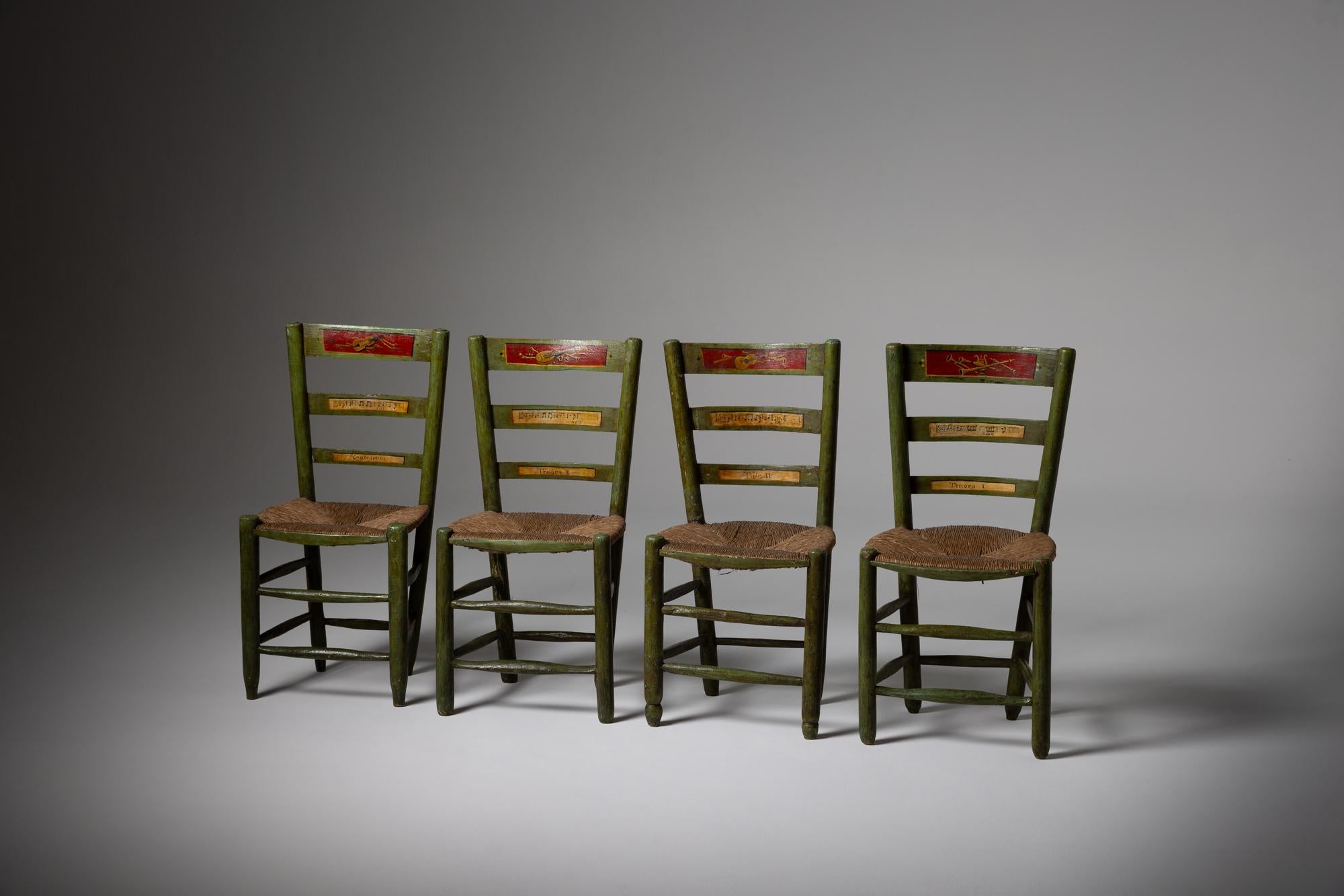 Este excepcional conjunto de seis sillas de madera procede de un teatro italiano del siglo XIX y ofrece una rara visión de las artes decorativas de la época. Cada silla está pintada en un tono verde oliva intenso y presenta motivos musicales