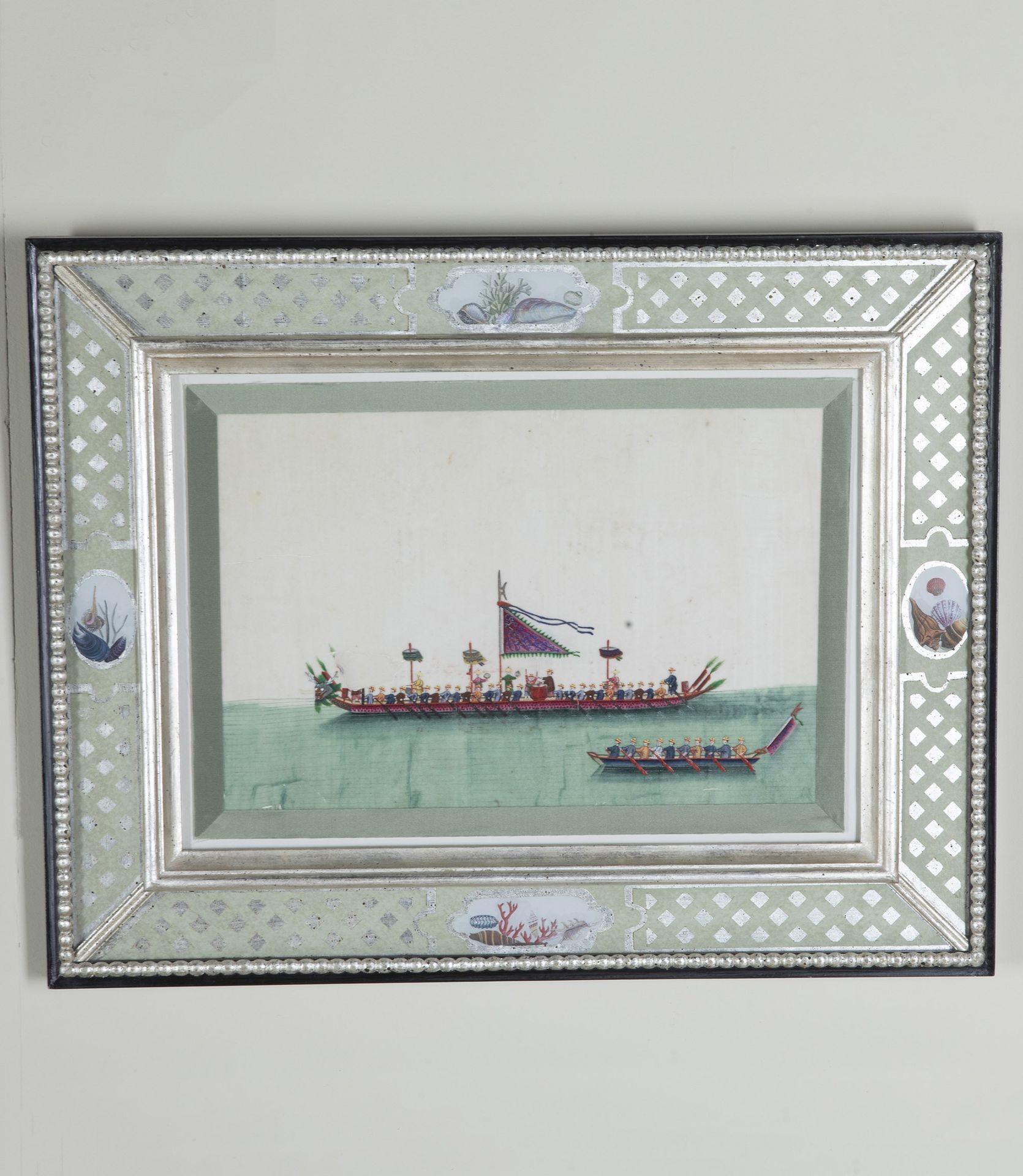 Ein Satz von sechs originalen chinesischen Aquarellen aus dem 19. Jahrhundert auf Reispapier, die Dschunken und Sampans im Hafen von Kanton zeigen. 
An zwei Gemälden sind kleinere Restaurierungen vorgenommen worden. Präsentiert in einem