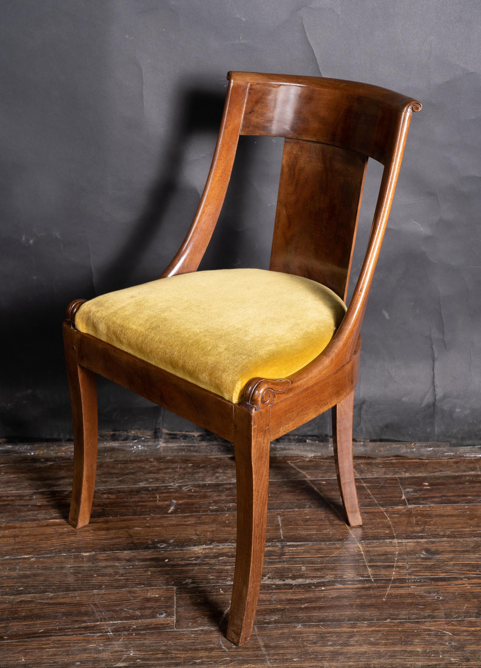 Ce superbe ensemble de 6 chaises d'appoint françaises, dont les sièges sont rembourrés, date du 19e siècle. L'ensemble, fabriqué en acajou, présente magnifiquement le style Empire. Chaque chaise présente de délicieux éléments courbes simples au