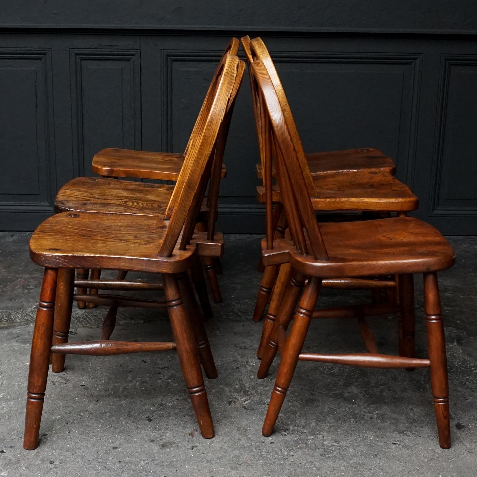Prächtiger Satz von 6 Windsor Ulmenholz 'Hoop Back' Stühlen aus dem 19. Jahrhundert-England ohne Armlehnen.
Sehr schönes Set, das sich durch seine gute, robuste und handgefertigte Qualität auszeichnet. 
Einige der Stühle sind unter der Sitzfläche