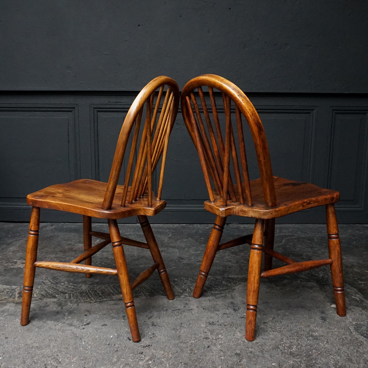 Set of six 19th Century English Windsor Elmwood Hoop Back Kitchen Table Chairs In Good Condition For Sale In Haarlem, NL
