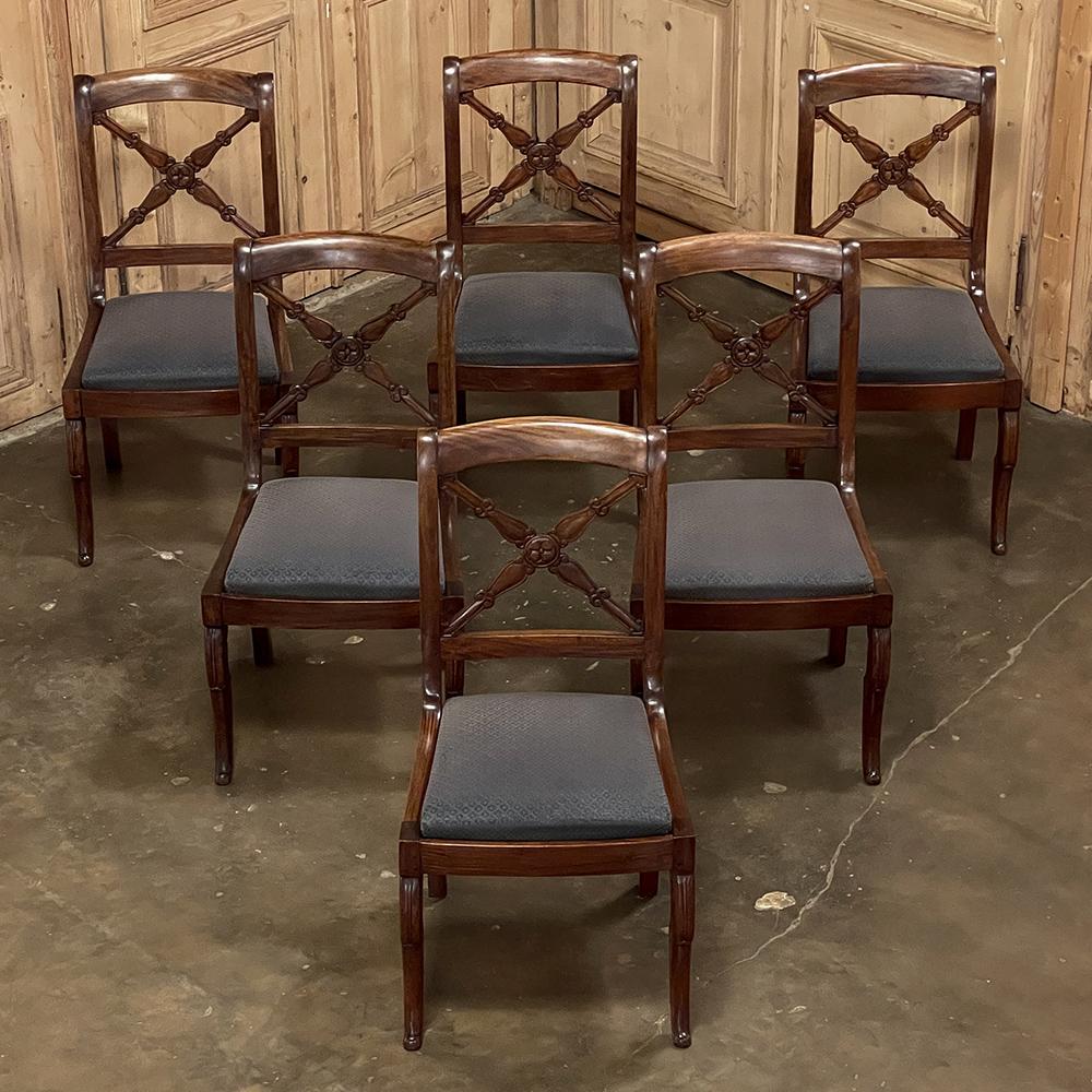 Fatto a mano Set di sei sedie da pranzo in legno di noce Charles X del XIX secolo in vendita