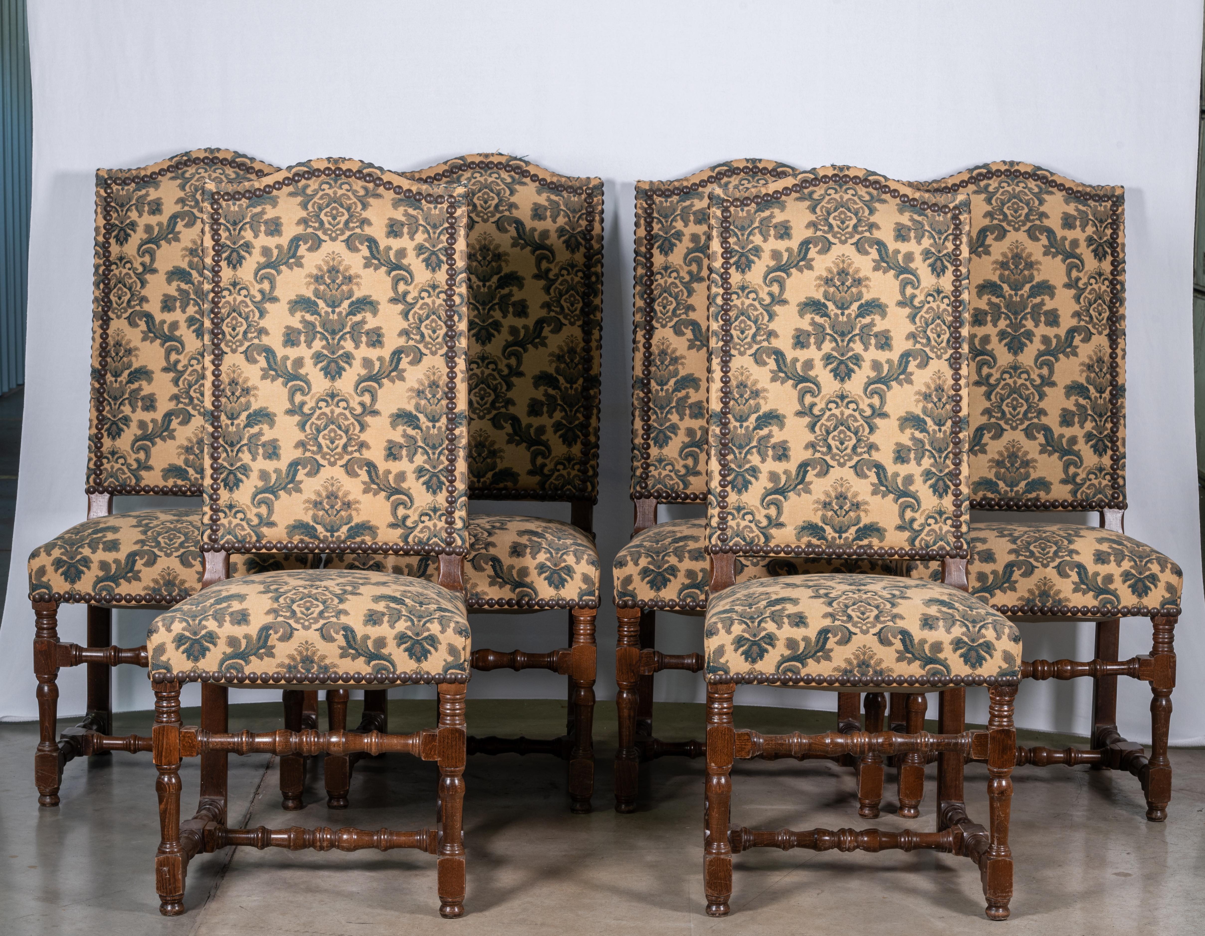 Verschönern Sie Ihr Esszimmer mit unserem Set aus sechs französischen Eichenstühlen aus dem 19. Jahrhundert, die mit einem reizvollen Blumen- und Rankenmuster verziert sind. Diese aus hochwertigem Eichenholz gefertigten Stühle strahlen rustikalen