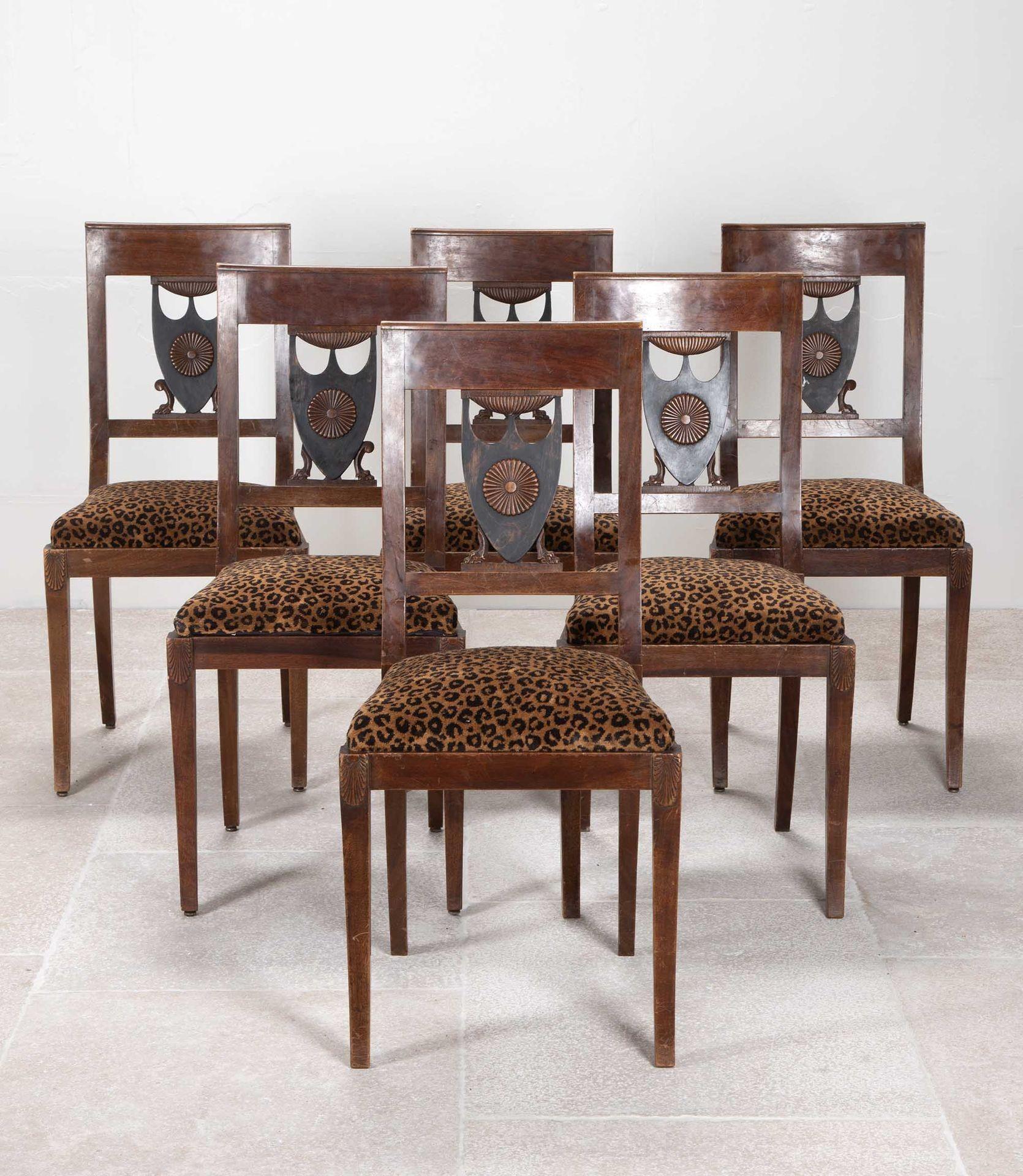 Conjunto de seis sillas francesas Napoleón III Directoire del siglo XIX.
Con elegantes detalles tallados en forma de urna ebonizada en las tablillas traseras.
Recientemente retapizada en una elegante tapicería con estampado de leopardo.